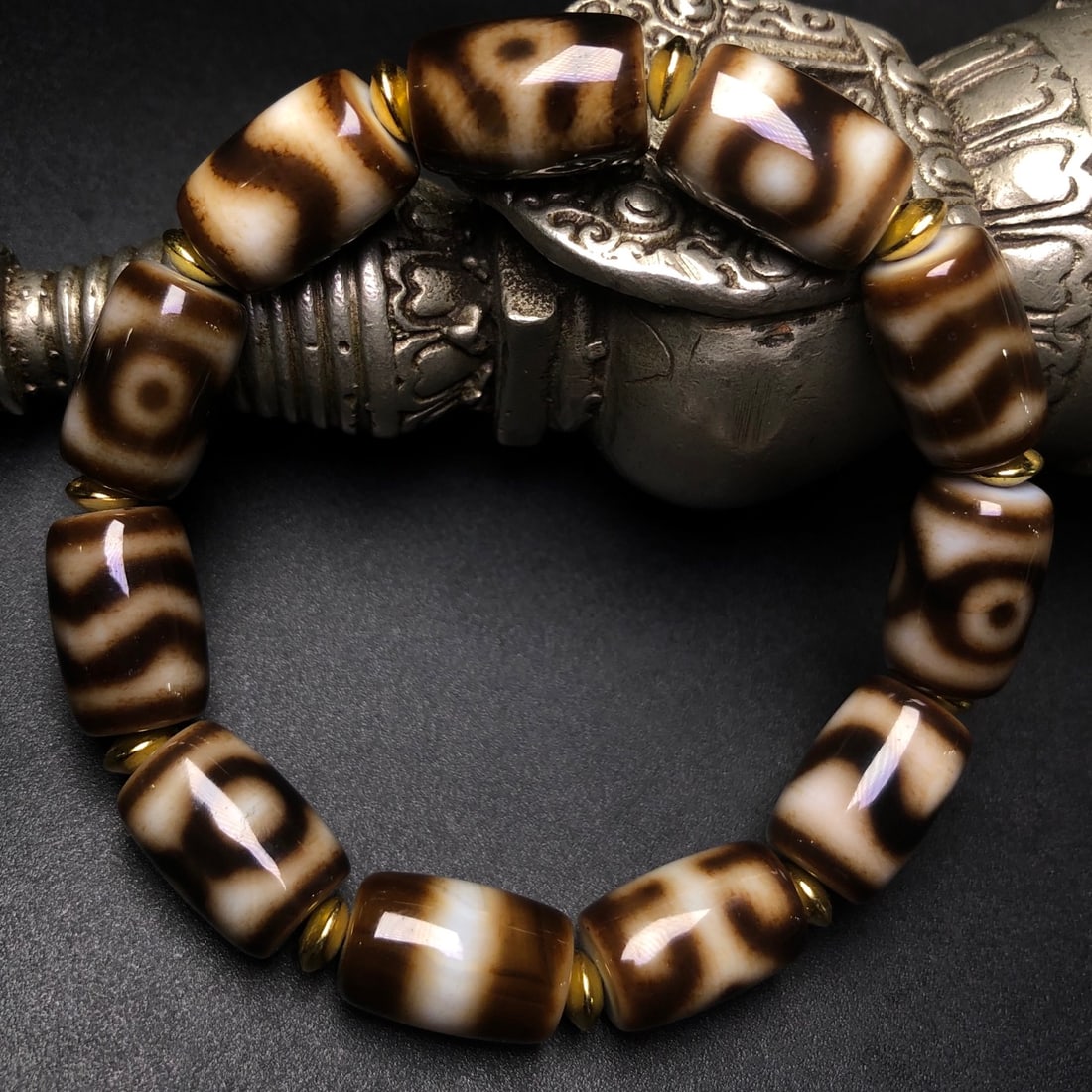 An Exquisite Dzi Bead Bracelets - 3