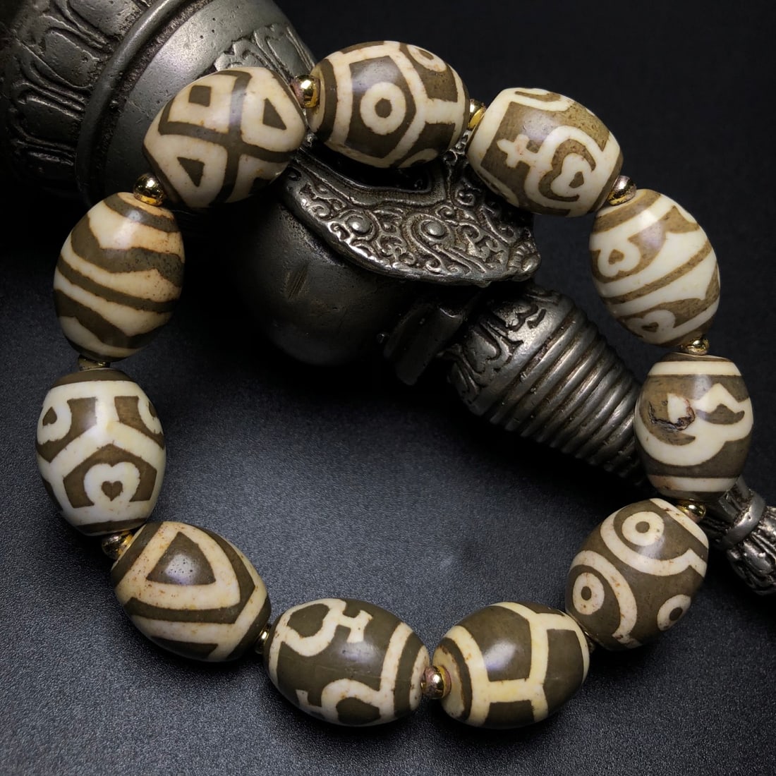 An Exquisite Dzi Bead Bracelets: An Exquisite Dzi Bead Bracelets,Size:19mmx15mm 天珠手串