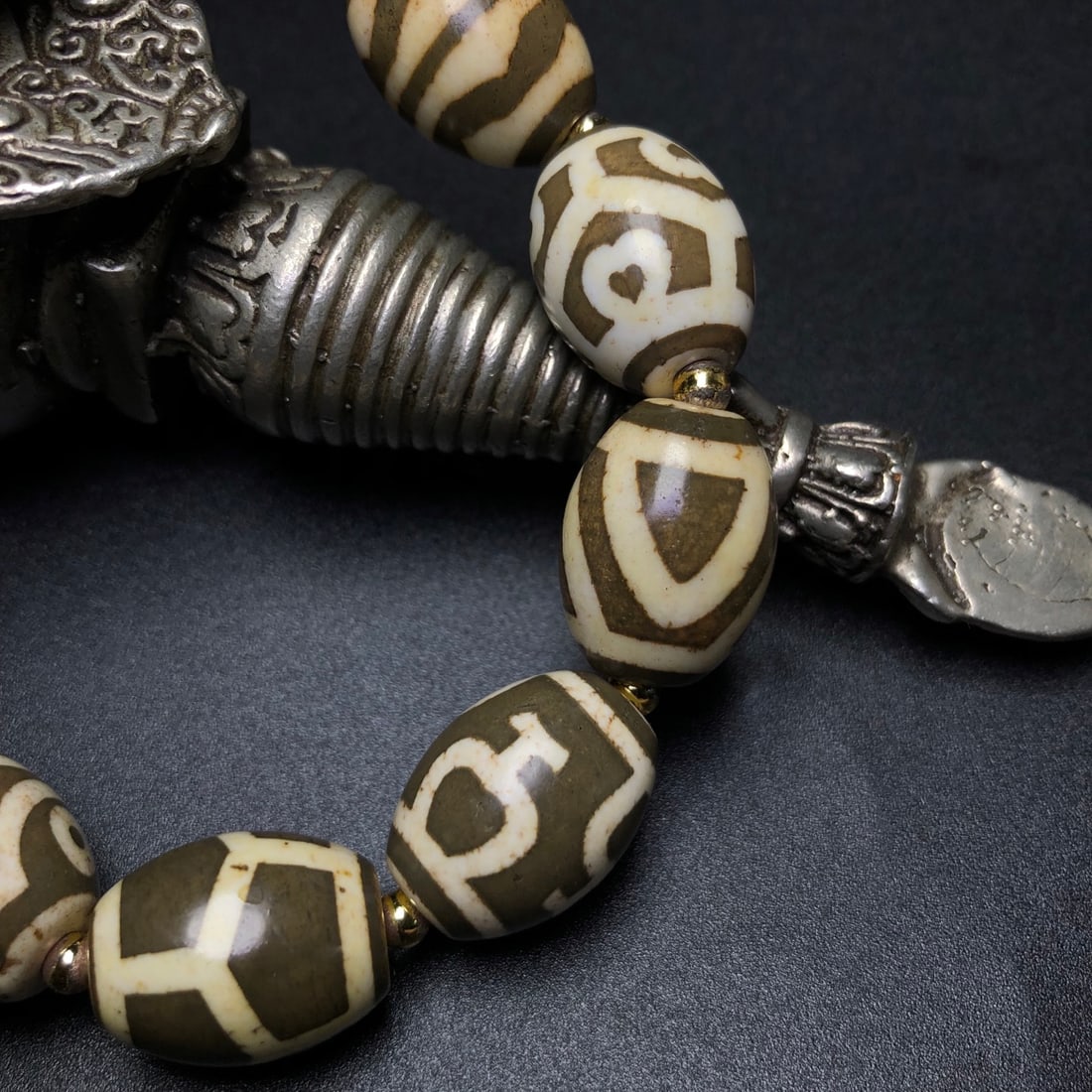 An Exquisite Dzi Bead Bracelets - 7
