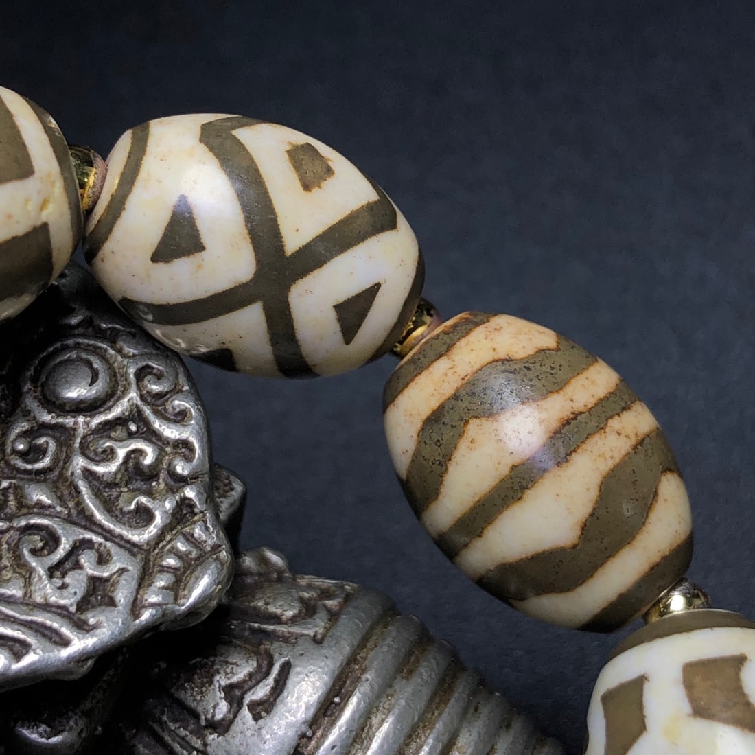 An Exquisite Dzi Bead Bracelets - 8