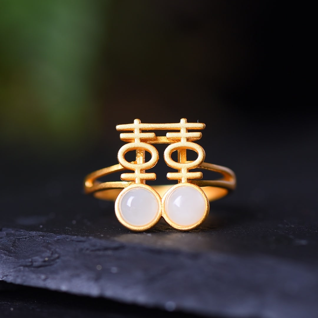 An Exquisite Sterling Silver-Gold Plated Inlaid White Jade Ring: An Exquisite Sterling Silver-Gold Plated Inlaid White Jade Ring,Size:5mmx5mm 纯银镀金镶白玉戒指