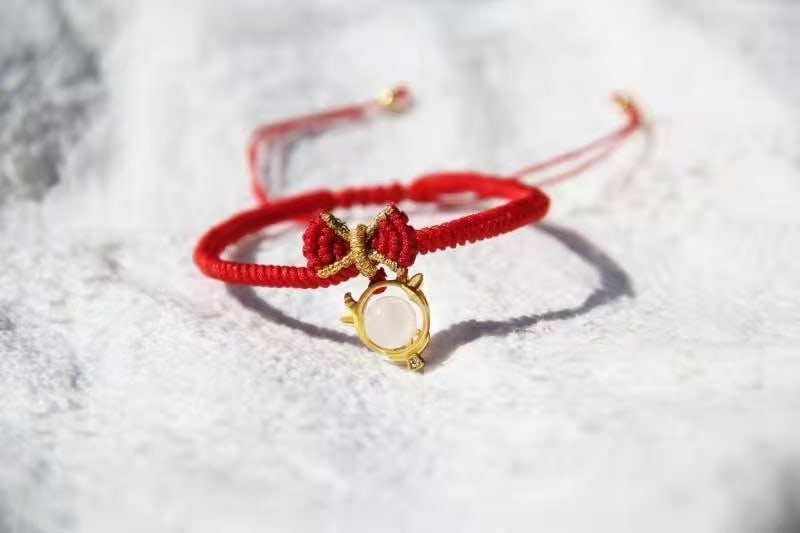 An Exquisite Sterling Silver-Gold Plated Inlaid White Jade Bracelet: An Exquisite Sterling Silver-Gold Plated Inlaid White Jade Bracelet 纯银镀金镶白玉手链