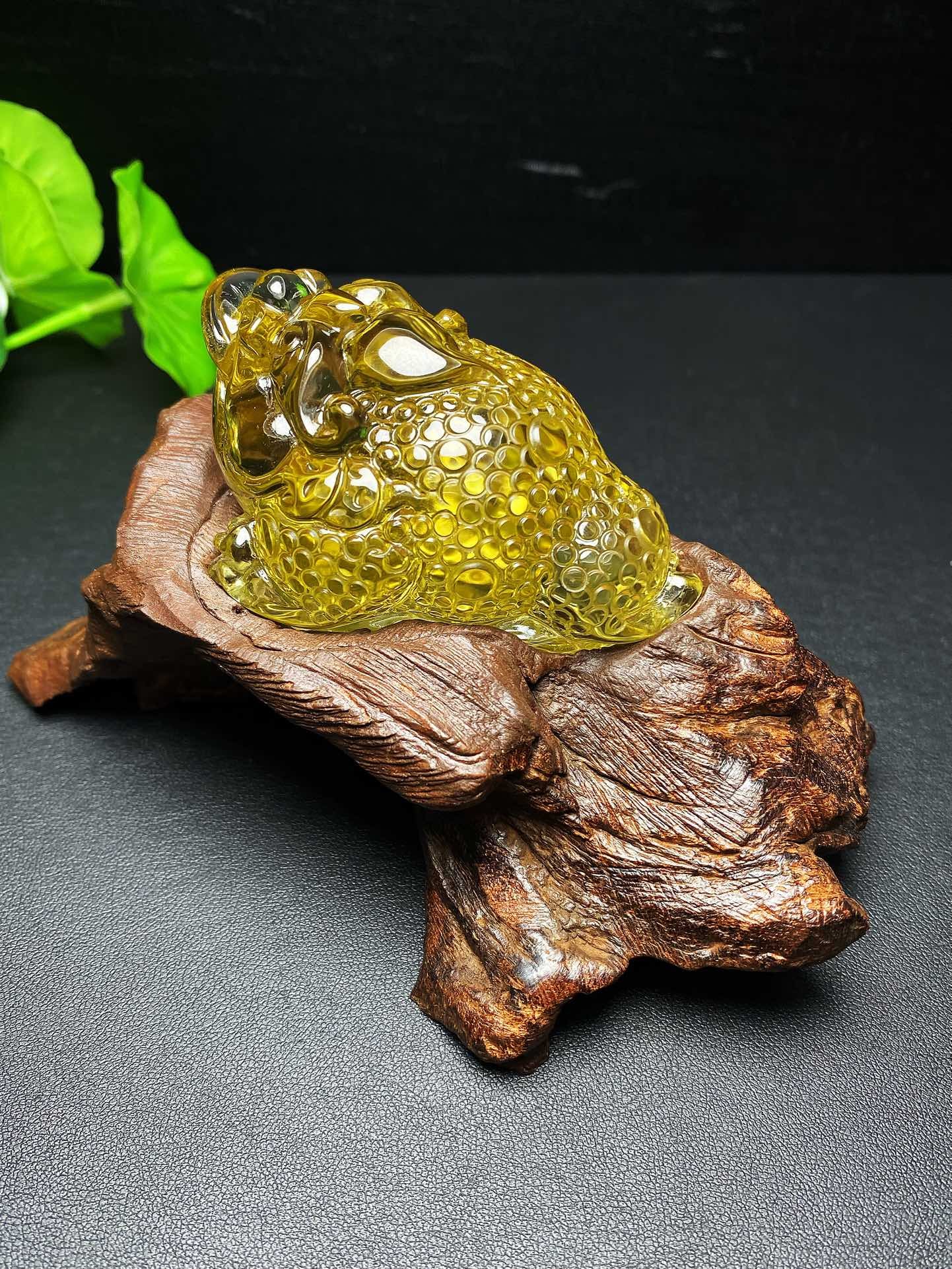 An Exquisite Crystal Golden Toad Ornament: An Exquisite Crystal Golden Toad Ornament,Size:72mmx48mmx38mm,Weight:142.3mm 水晶金蟾摆件 