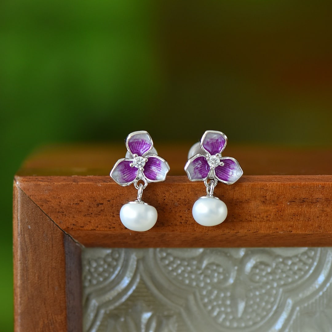 A Pair of Exquisite Sterling Silver Inlaid Pearls Enamel Earrings: A Pair of Exquisite Sterling Silver Inlaid Pearls Enamel Earrings Size:6mmx6mm 一对纯银镶珍珠珐琅耳环