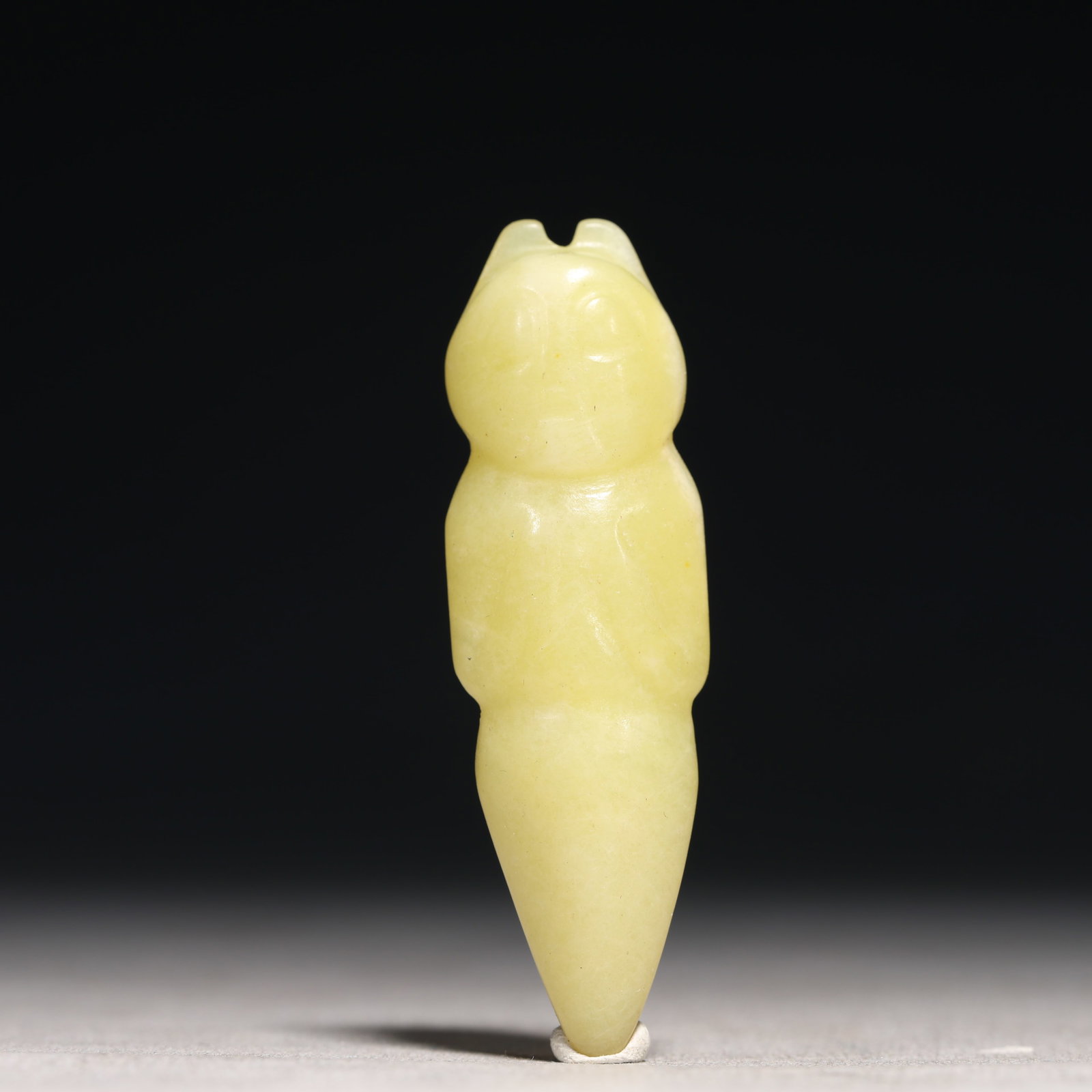 An Archaic Hongshan Culture Yellow Jade Pendant: An Archaic Hongshan Culture Yellow Jade Pendant,Ancient Time, China,Size:0.8inx2.8in Weight:22.8g 红山文化黄玉挂件,新石器时ć