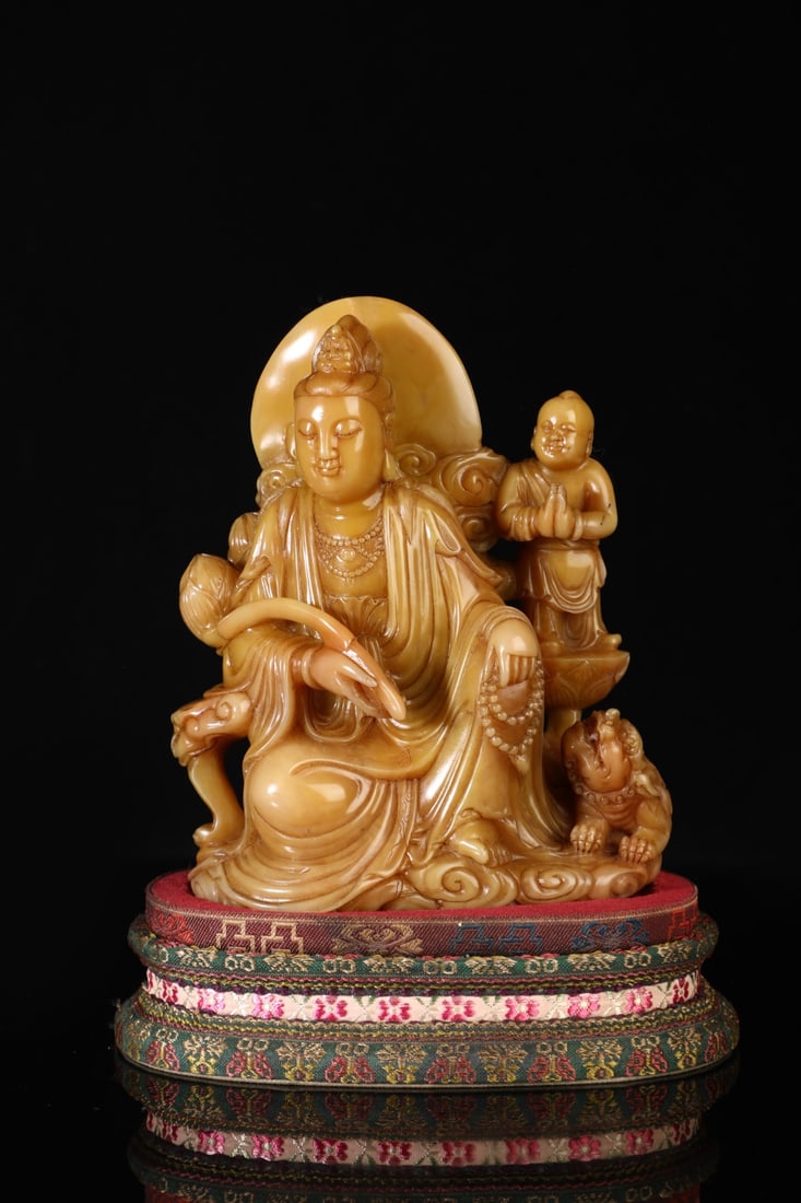An Exquisite Shoushan Stone Statue of Avalokitesvara Ornament: An Exquisite Shoushan Stone Statue of Avalokitesvara Ornament Qing Dynasty, China Size:6.3inx5.1in Weight:1462g寿山石观音摆件