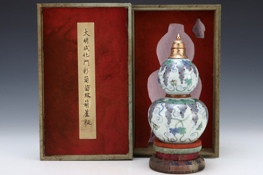 An Exquisite Doucai Cover with Gold Grapes Pattern Gourd-Shaped Vase (1 of 9)