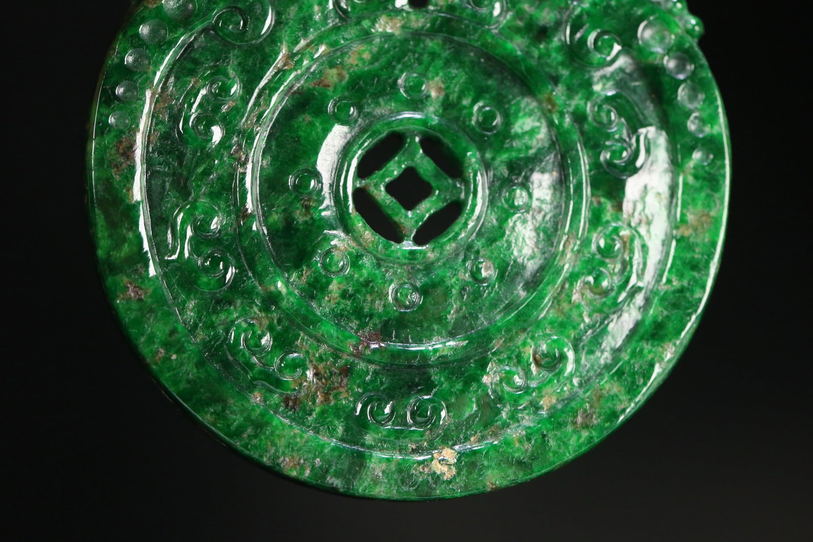 An Exquisite Jadeite Auspicious Cloud Pattern Pendant - 7