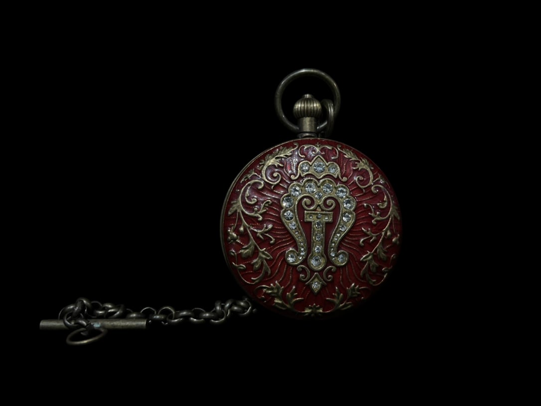 An Exquisite Bronze Lotus Pattern Pocket watch: An Exquisite Bronze Lotus Pattern Pocket watch Qing Dynasty, China Size:2.2in铜缠枝莲纹怀表 中国清代 Size:5.5cm