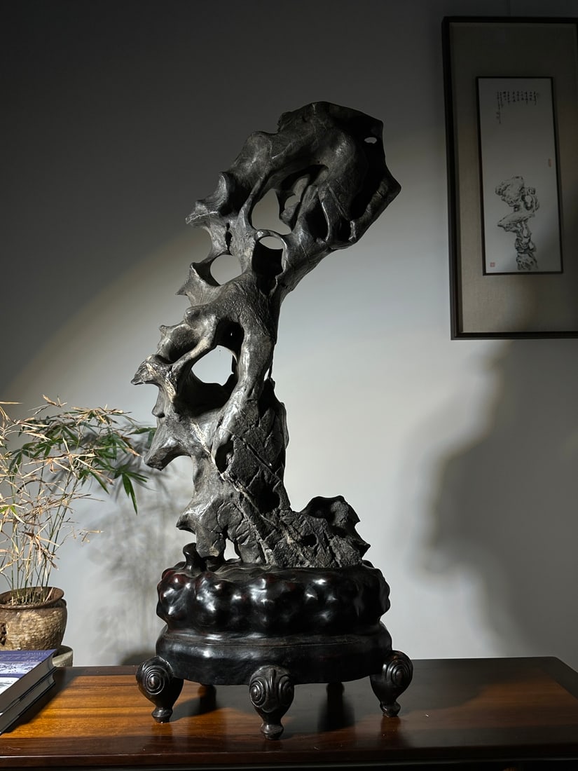 An Exquisite Taihu Stone Ornament: An Exquisite Taihu Stone Ornament Qing Dynasty, China Size:40.2inx17.3inx11in太湖石立贡摆件 中国清代 Size:102cmx44cmx28cm