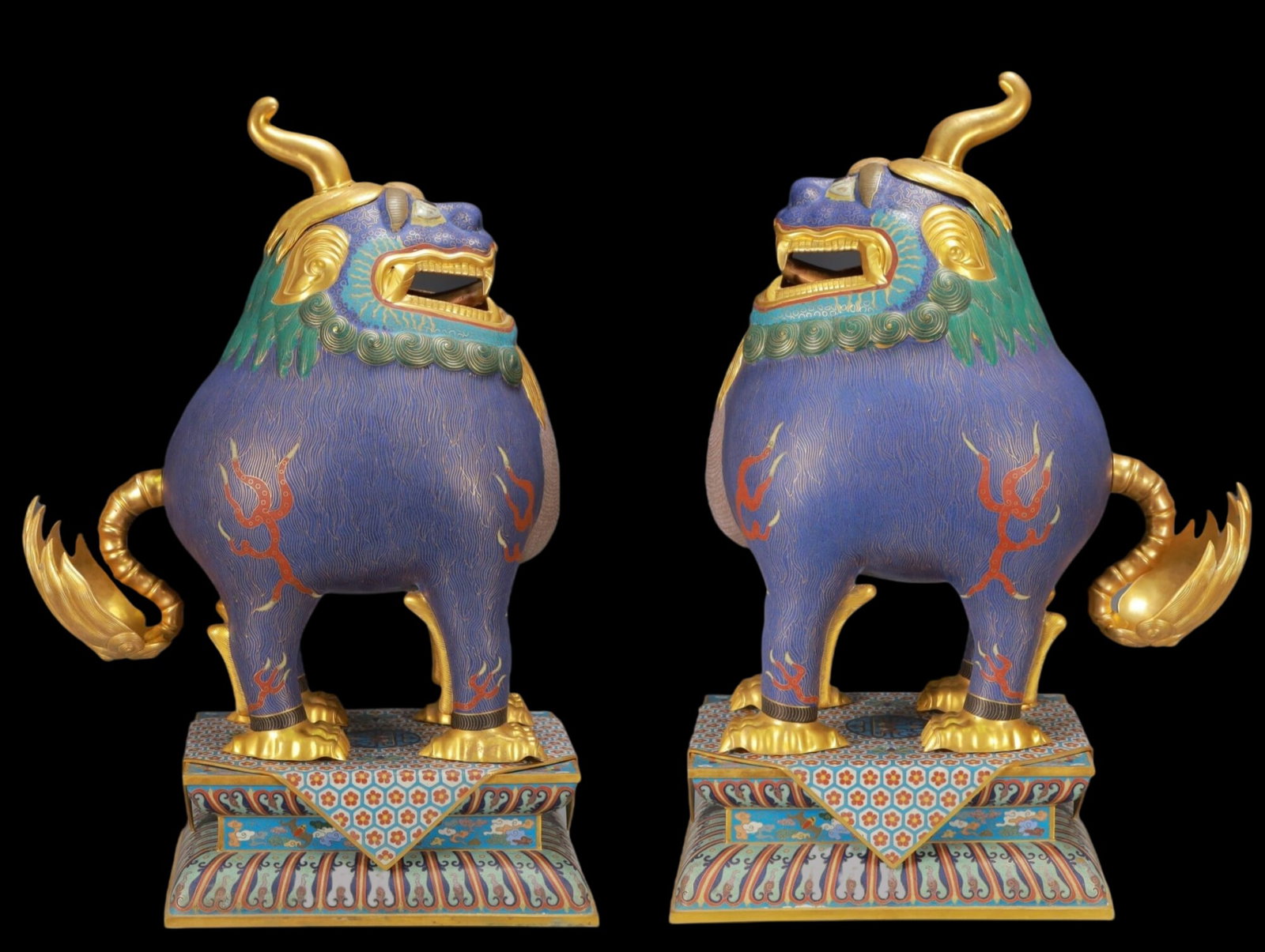 A Pair of Huge Cloisonne Unicorn Ornaments: A Pair of Huge Cloisonne Unicorn Ornaments Qing Dynasty China Qianlong Six-character Mark Size:13.2inx10.8inx26.9in Total Weight:27700g 