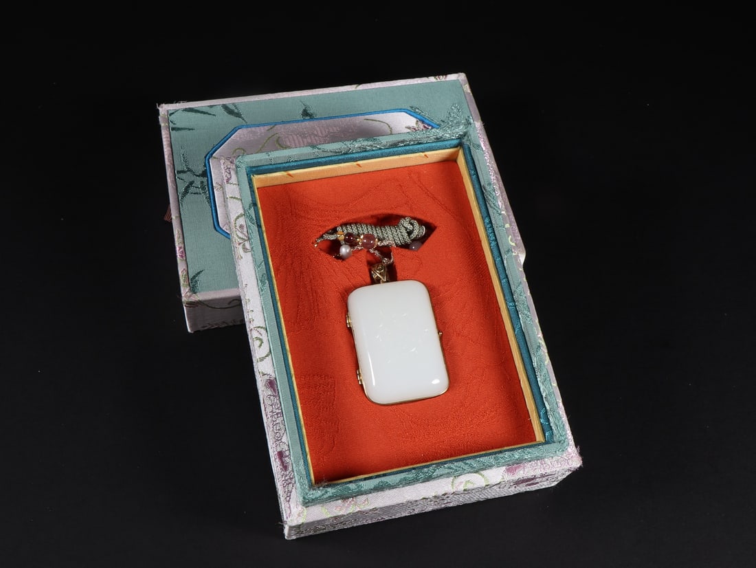 An Exquisite White Jade Statue of Avalokitesvara Pattern with poem Brand: An Exquisite White Jade Statue of Avalokitesvara Pattern with poem Brand Qing Dynasty, China Size:1.9inx1.3inx0.6in Weight:54g白玉观音菩萨心经牌 &