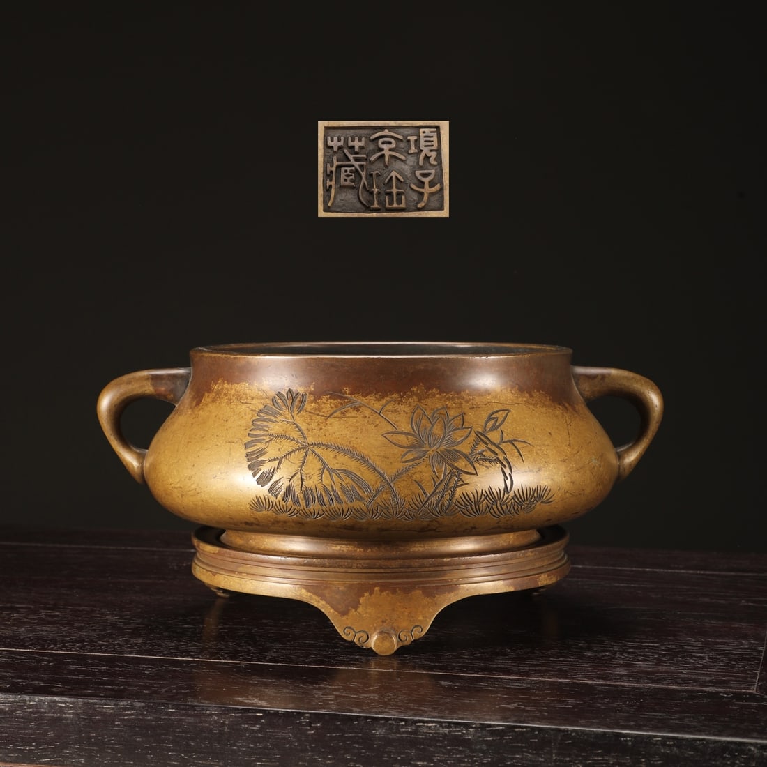 An Exquisite Bronze Flower Pattern Double-Ears and Tripod Censer: An Exquisite Bronze Flower Pattern Double-Ears and Tripod Censer Ming Dynasty, China Size:3.8inx6.8in Weight:2200g铜蚰龙耳炉 中国明代