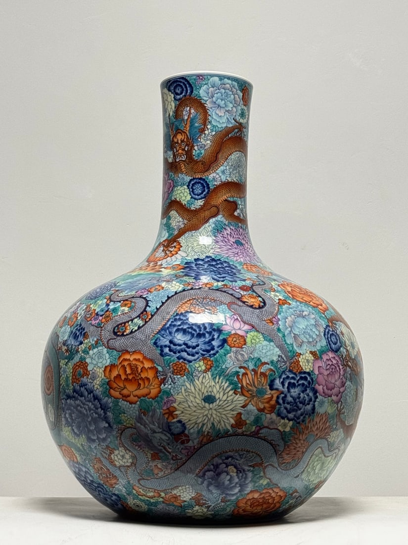 An Exquisite Doucai Flower Pattern Dragon Pattern Vase - 2