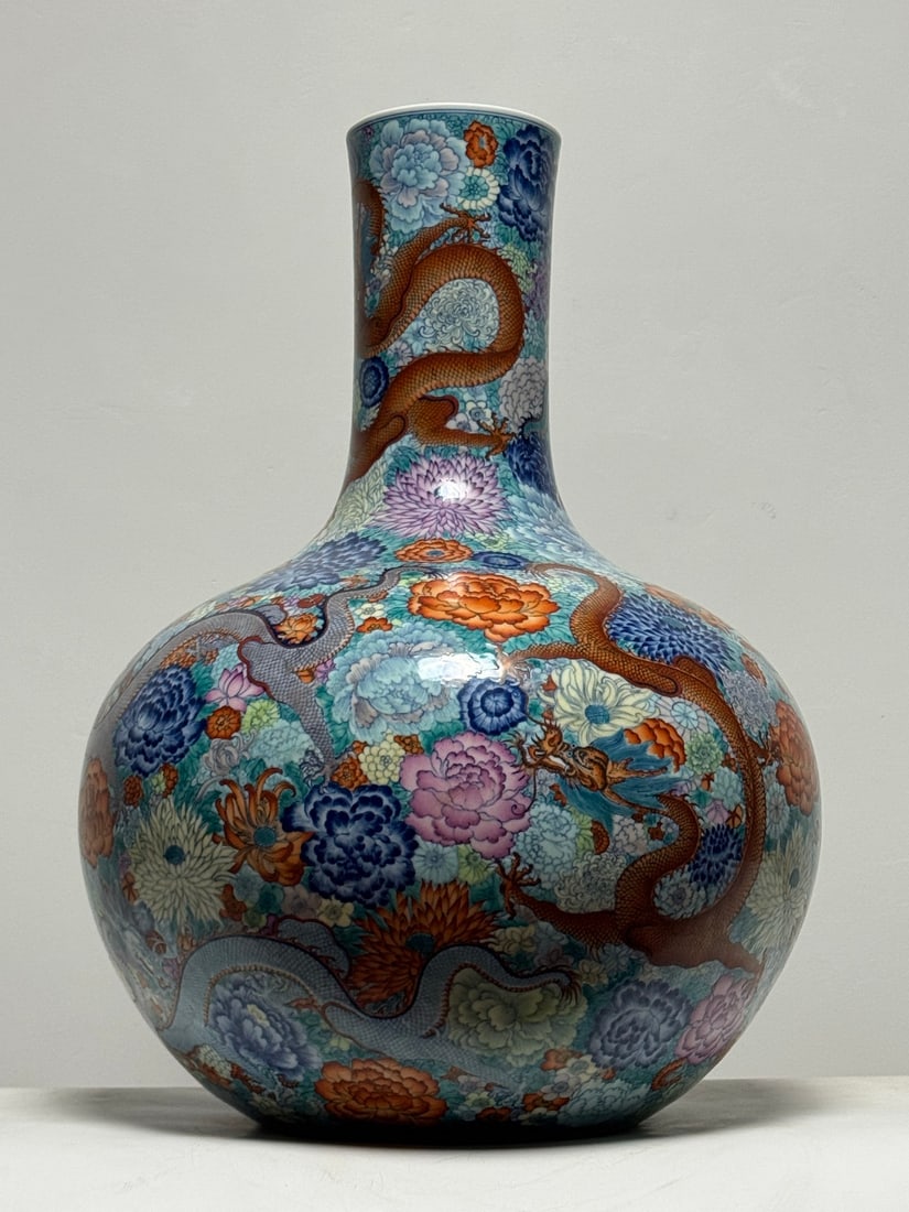 An Exquisite Doucai Flower Pattern Dragon Pattern Vase - 3