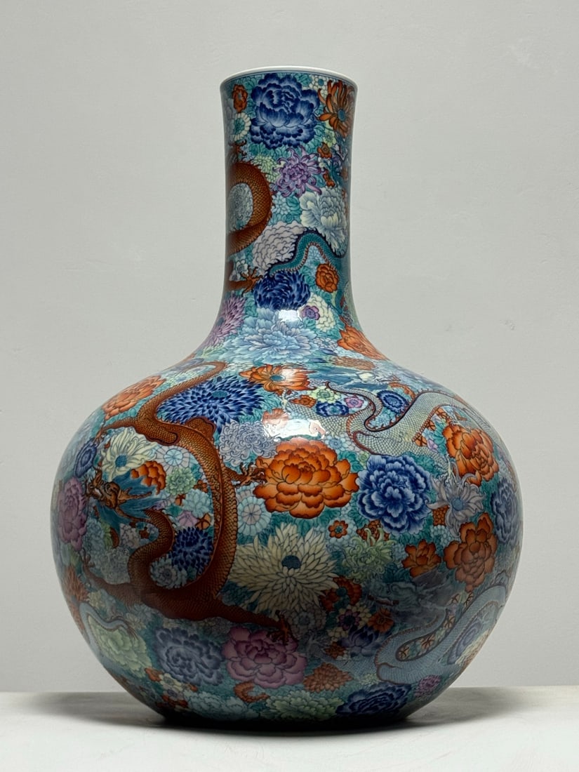 An Exquisite Doucai Flower Pattern Dragon Pattern Vase - 4
