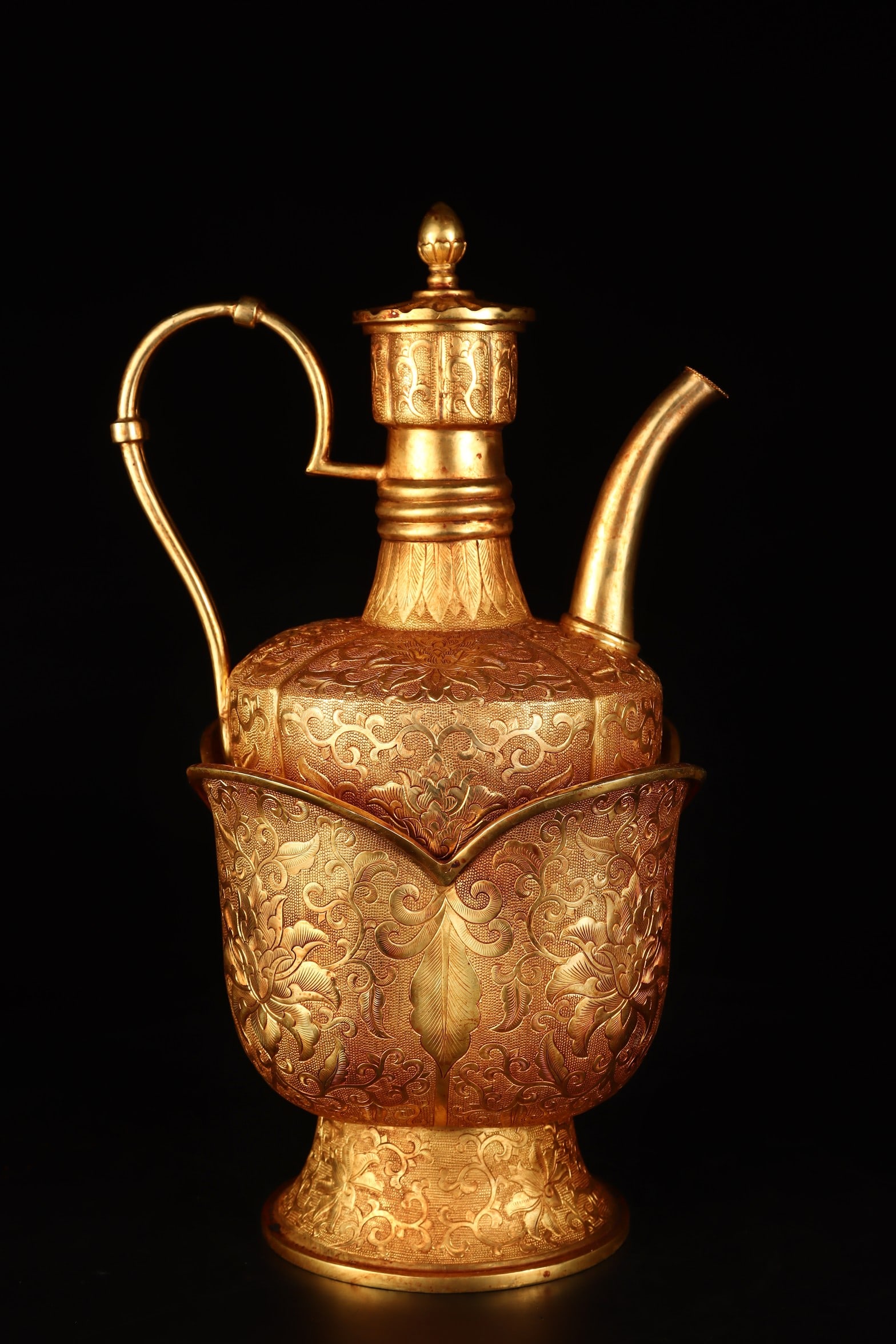 An Exquisite Gilt Bronze Lotus Pattern Ewer: An Exquisite Gilt Bronze Lotus Pattern Ewer Tang Dynasty, China Zhenguan Four-character Mark Size:13.4inx6.9in Weight:1742g铜鎏金酒壶 中国唐代