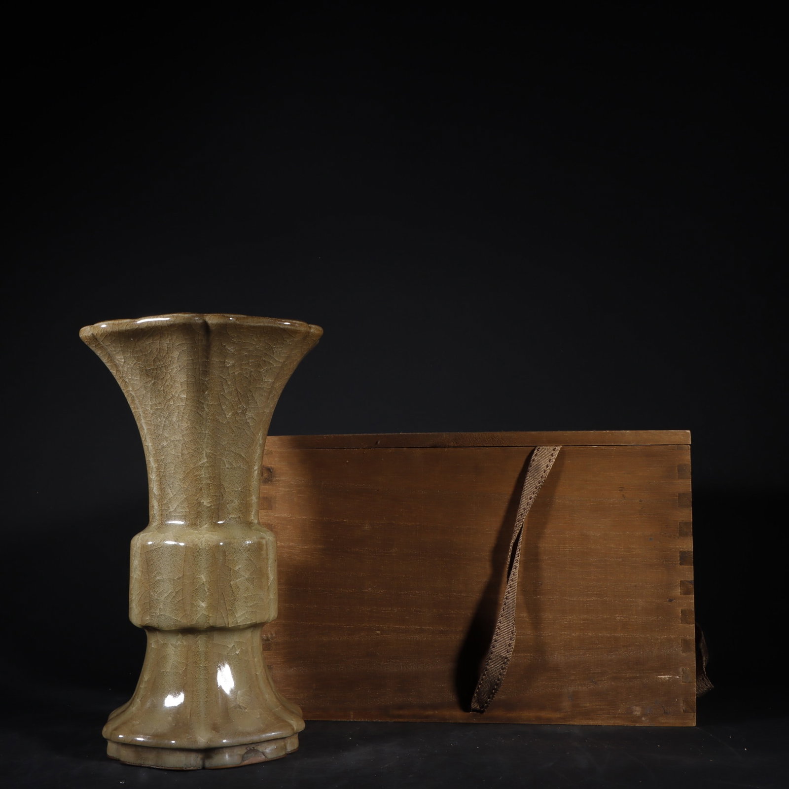 An Exquisite Guan yao Yellow Glazed Vase: An Exquisite Guan yao Yellow Glazed Vase Song Dynasty, China Size:9.5inx5.7in官窑黄釉冰裂纹花觚 中国宋代 Size:24.2cmx14.5c