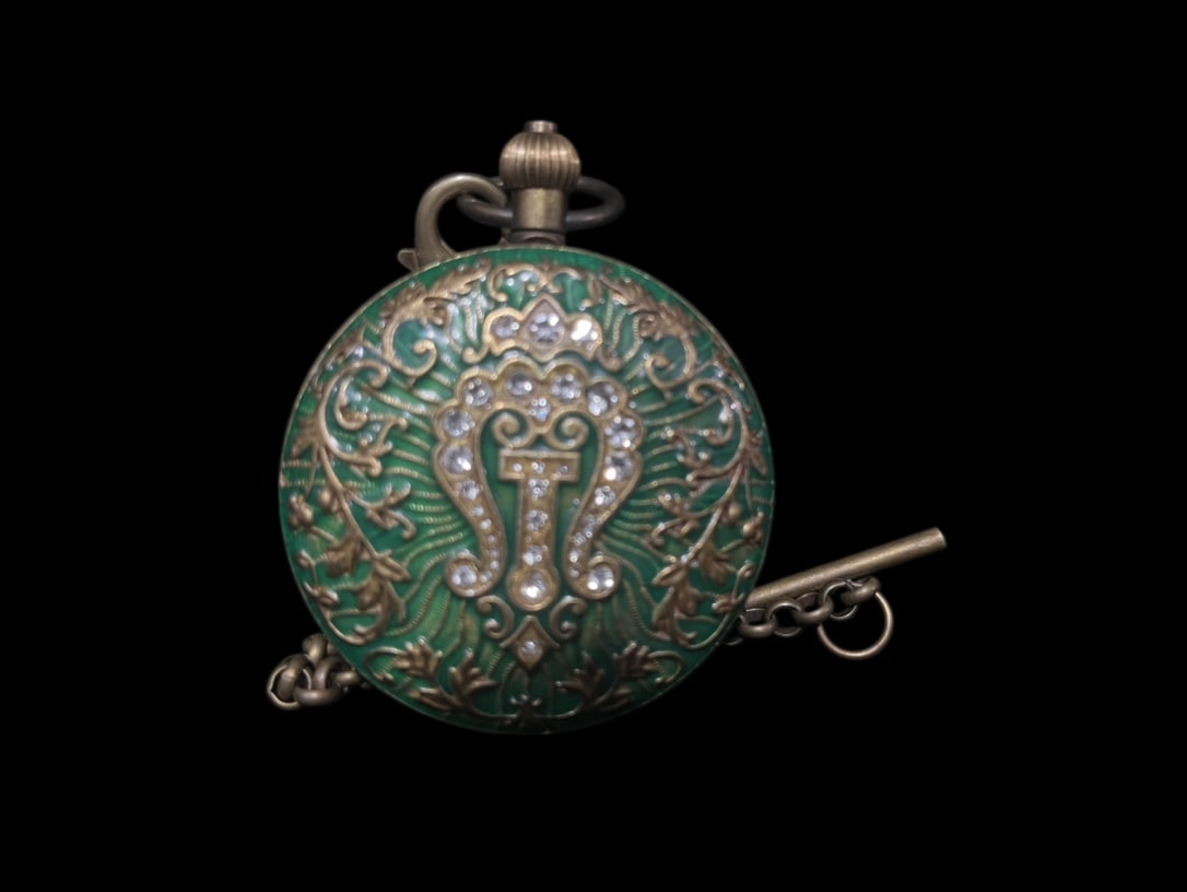 An Exquisite Bronze Lotus Pattern Pocket watch: An Exquisite Bronze Lotus Pattern Pocket watch Qing Dynasty, China Size:2.2in铜缠枝莲纹怀表 中国清代 Size:5.5cm