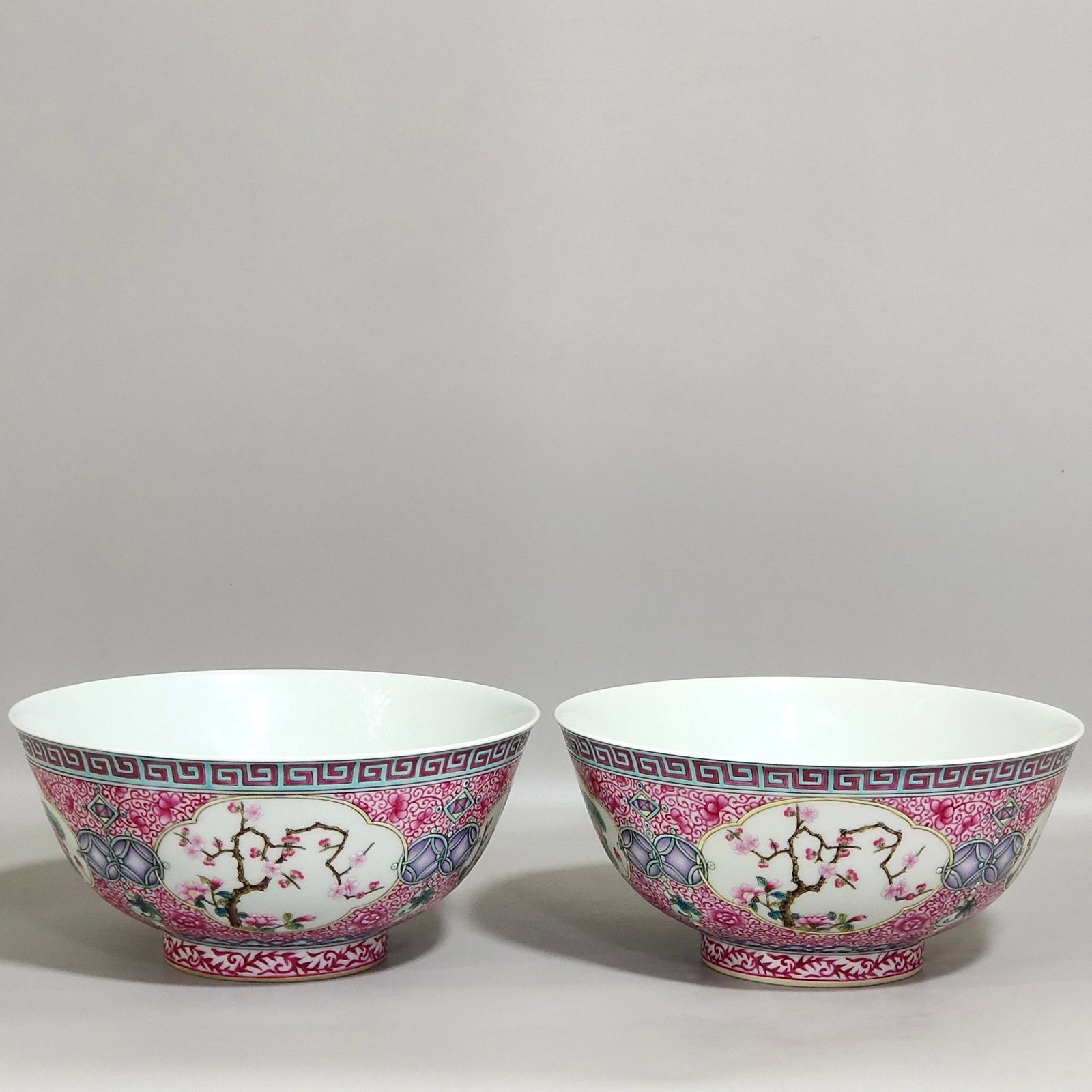A Pair of Exquisite Enamel Agate Red Glazed Flower Pattern Bowls: A Pair of Exquisite Enamel Agate Red Glazed Flower Pattern Bowls,Qing Dynasty,China,Qianlong Four-character Mark,Size:3inx6.4in 一对珐琅彩玛瑙红釉