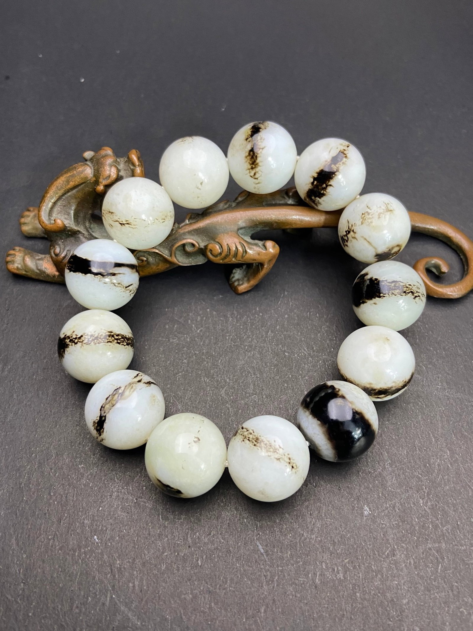 An Exquisite White Jade Bracelets: An Exquisite White Jade Bracelets,Qing Dynasty,China,Size:18mm,Weight:116g 白玉手串,中国清代