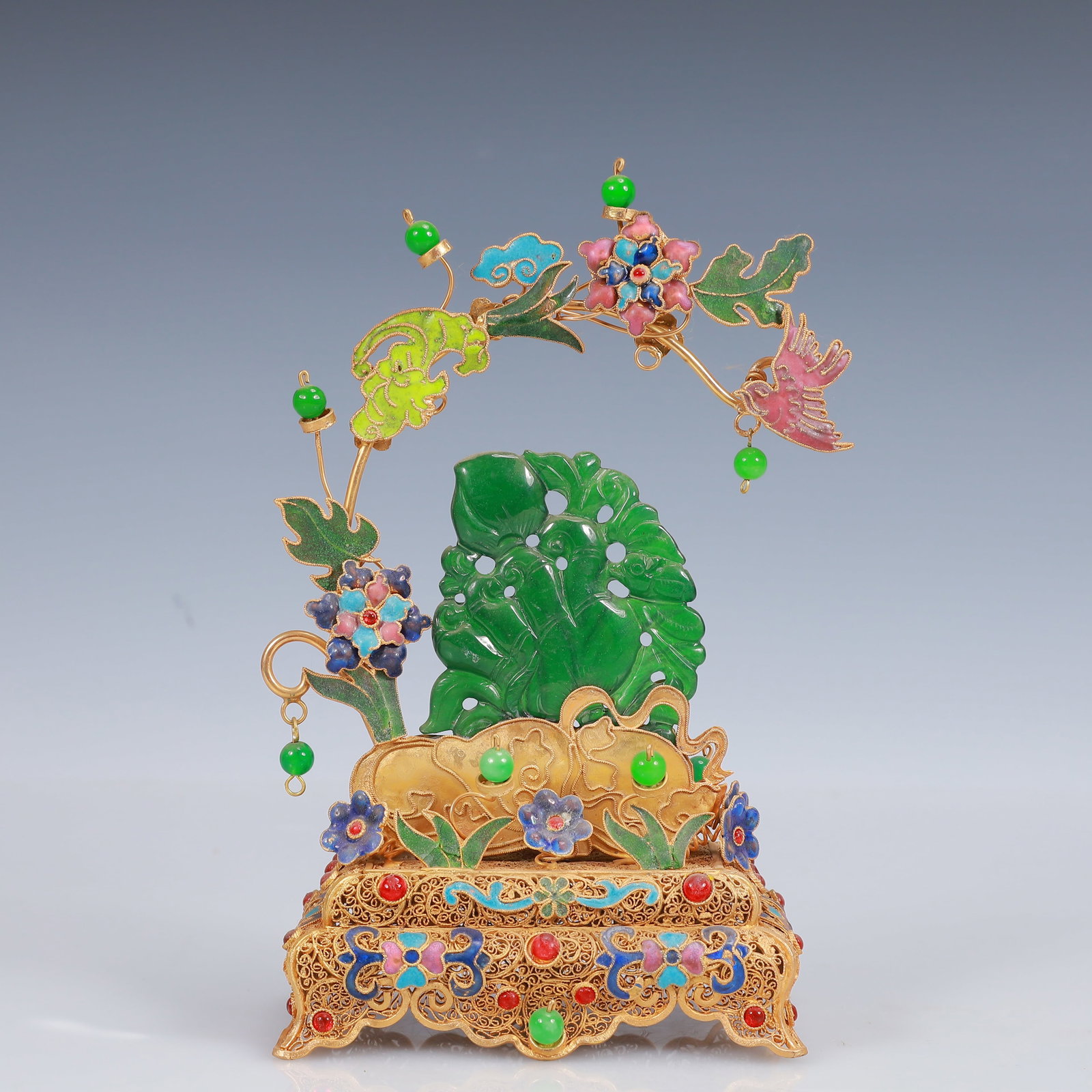 An Exquisite Filigree and Gilding Inlaid Jadeite Ornament,Inlaid Gems: An Exquisite Filigree and Gilding Inlaid Jadeite Ornament,Inlaid Gems,Qing Dynasty, China,Qianlong Four-Character Mark,Size:4.7inx2.8inx7.9in,Weight:294g 花丝鎏金嵌೉