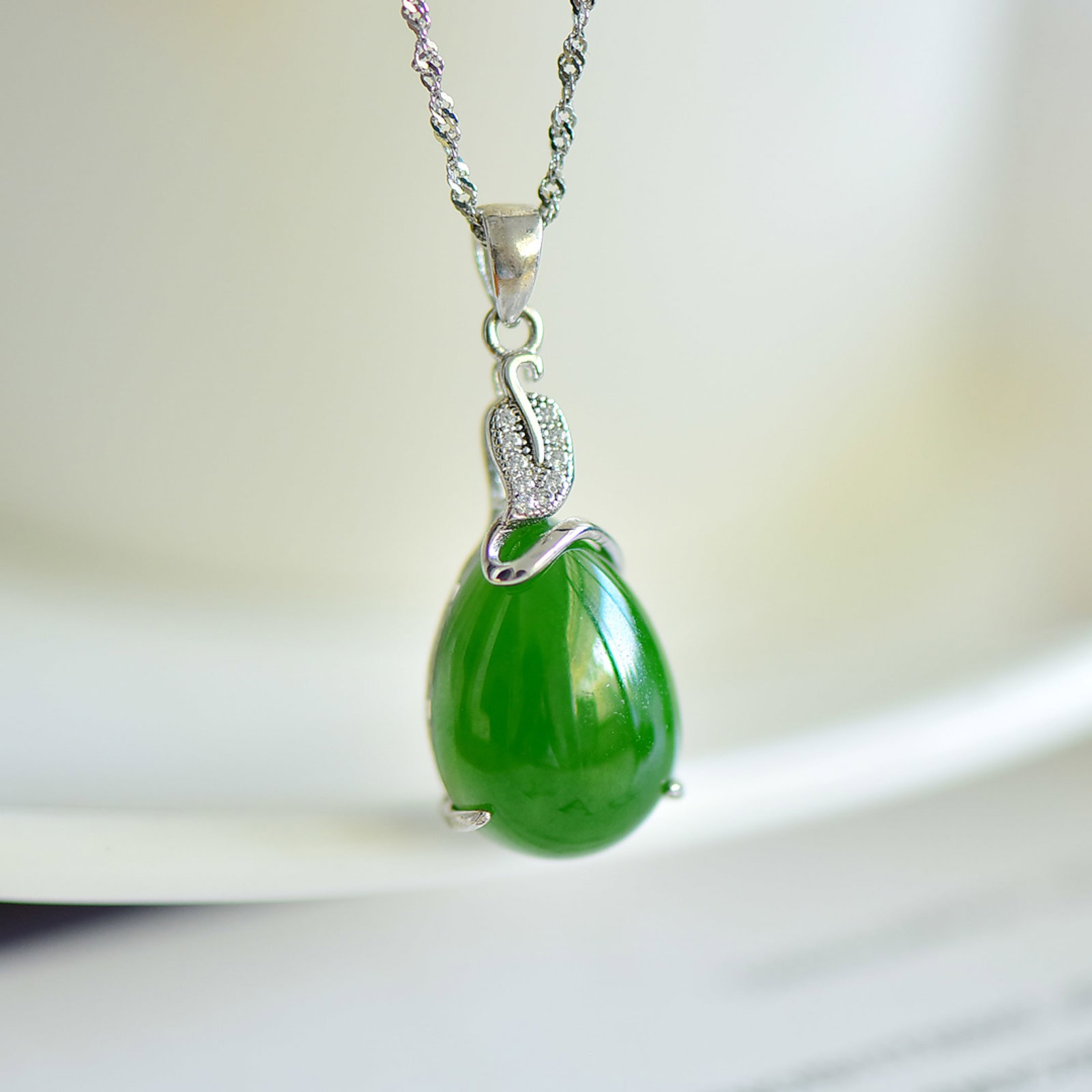An Exquisite Sterling Silver Inlaid Jasper Pendant,Inlaid Diamonds: An Exquisite Sterling Silver Inlaid Jasper Pendant,Inlaid Diamonds,Size:13mmx18mm 纯银镶碧玉吊坠,嵌钻石
