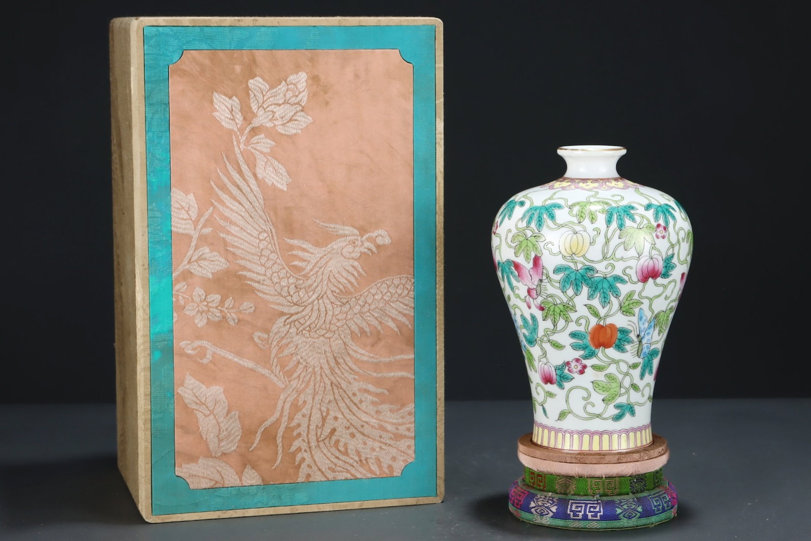 An Exquisite Famille-Rose Painted Gold Pumpkin and Butterfly Pattern Vase (1 of 8)
