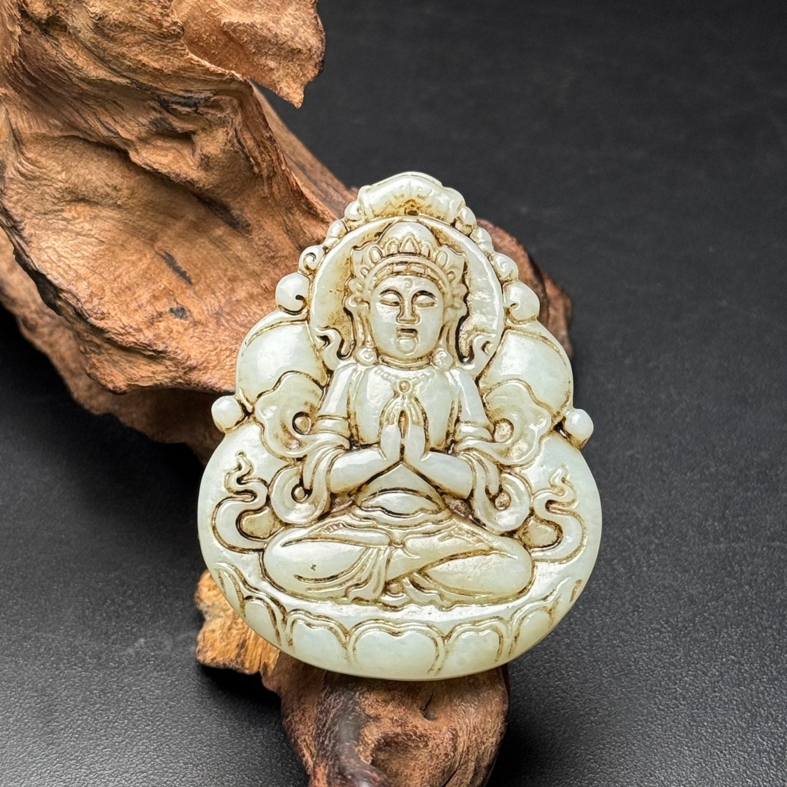 An Exquisite White Jade Statue of Avalokitesvara Pattern Pendant: An Exquisite White Jade Statue of Avalokitesvara Pattern Pendant,Qing Dynasty,China,Size:57mmx45mmx7mm,Weight:29g 白玉观音像纹挂件,中国ę