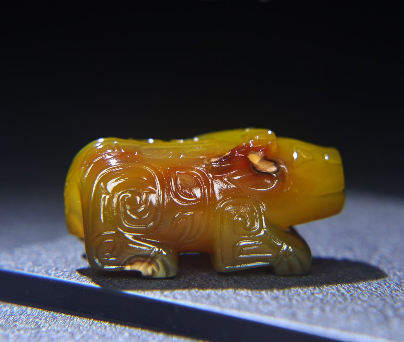 An Exquisite Agate Buffalo Hand Piece: An Exquisite Agate Buffalo Hand Piece,Qing Dynasty,China,Size:52mmx30mmx23mm,Weight:63g 玛瑙牛手把件,中国清代