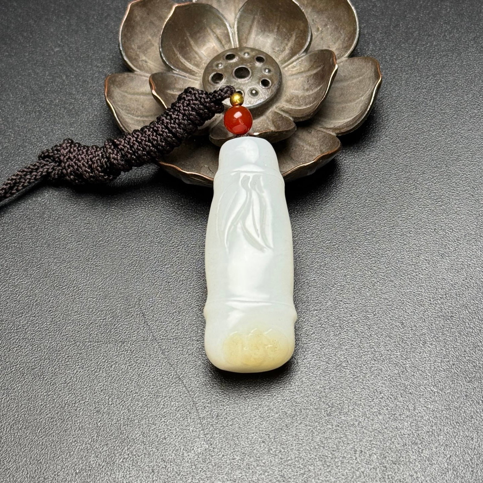 An Exquisite White Jade Bamboo Pattern Pendant: An Exquisite White Jade Bamboo Pattern Pendant,Qing Dynasty,China,Size:48mmx19mmx12mm,Weight:24g 白玉竹纹挂件,中国清代