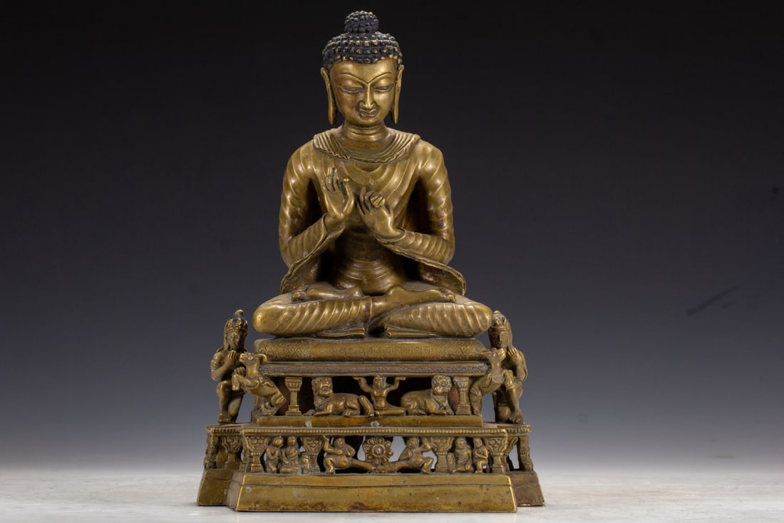 A Solemn Alloy Copper Statue of Sakyamuni: A Solemn Alloy Copper Statue of Sakyamuni,Ming Dynasty,China,Size:7.9inx3.9inx11.8in,Weight:4360g 合金铜释迦摩尼像,中国明代