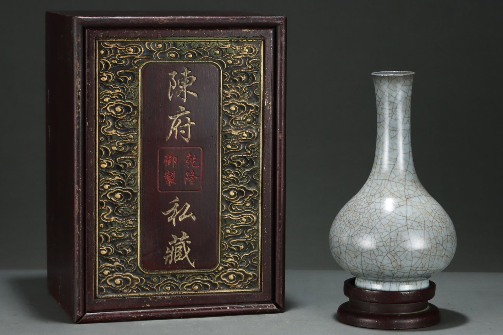 An Exquisite Guan yao Vase,with an Imperial Poem by Emperor Qianlong: An Exquisite Guan yao Vase,with an Imperial Poem by Emperor Qianlong,Song Dynasty,China,Size:9.9inx5.8in 官窑瓶,带乾隆御题诗,中国ê