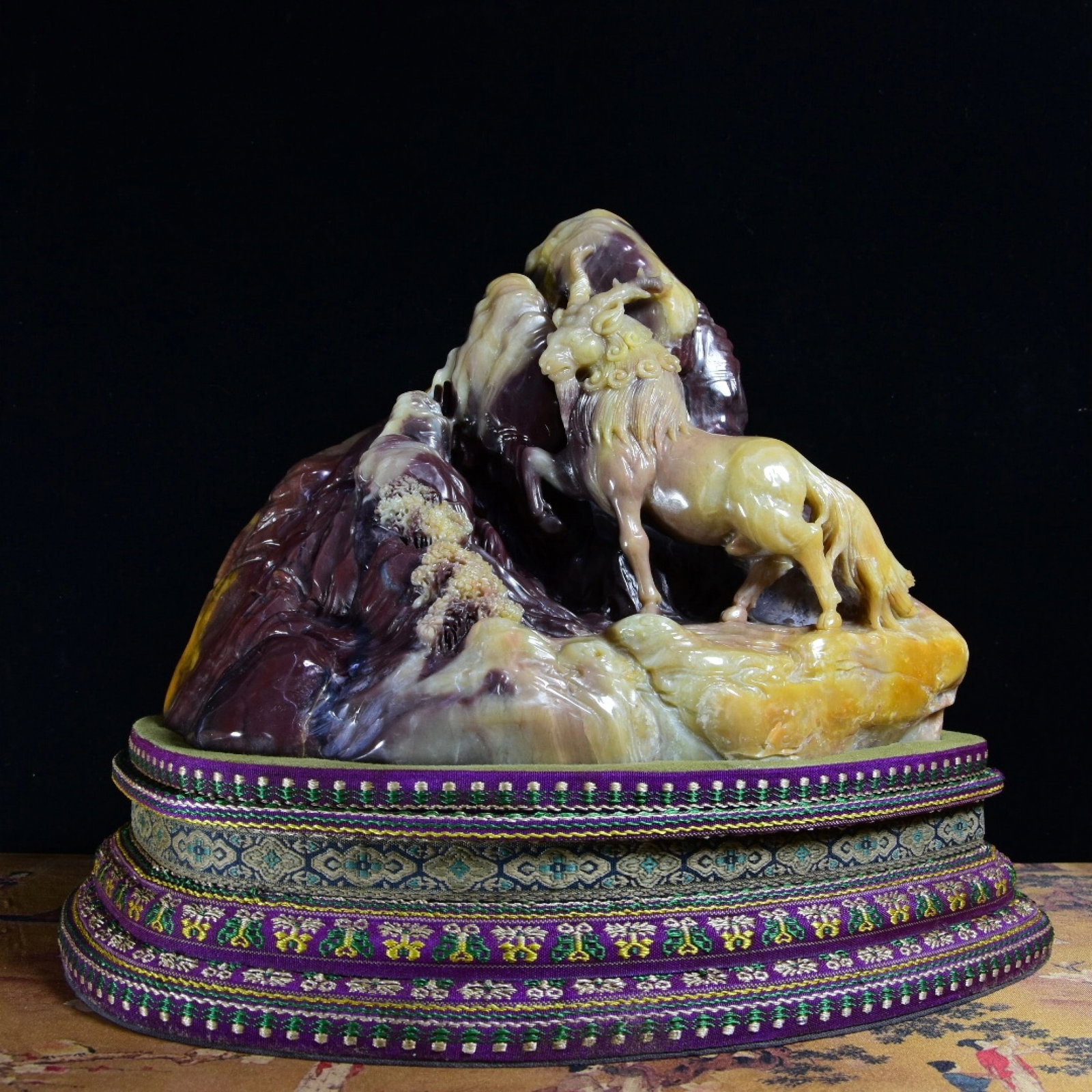An Exquisite Shoushan Stone Auspicious Beast Pattern Ornament,With Poem: An Exquisite Shoushan Stone Auspicious Beast Pattern Ornament,With Poem,Qing Dynasty,China,Qianlong Four-character Mark,Size:9.4inx9.1inx7.3in,Total Weight:6680g 寿山石瑞ࠦ