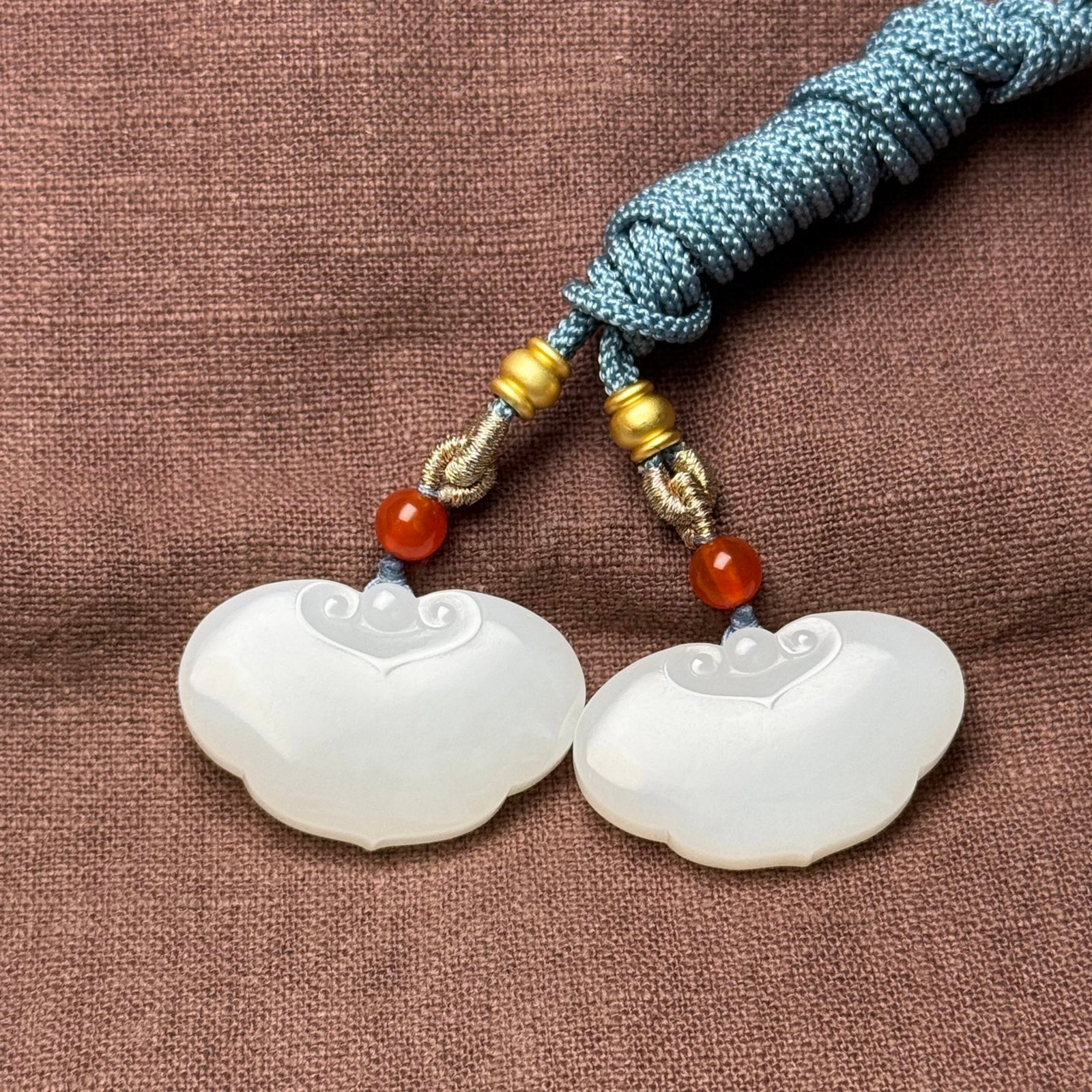A Pair of Exquisite White Jade Pendants: A Pair of Exquisite White Jade Pendants,Qing Dynasty,China,Size:35mmx22mmx7mm,34mmx20mmx7mm,Total Weight:27g 一对白玉挂件,中国清代