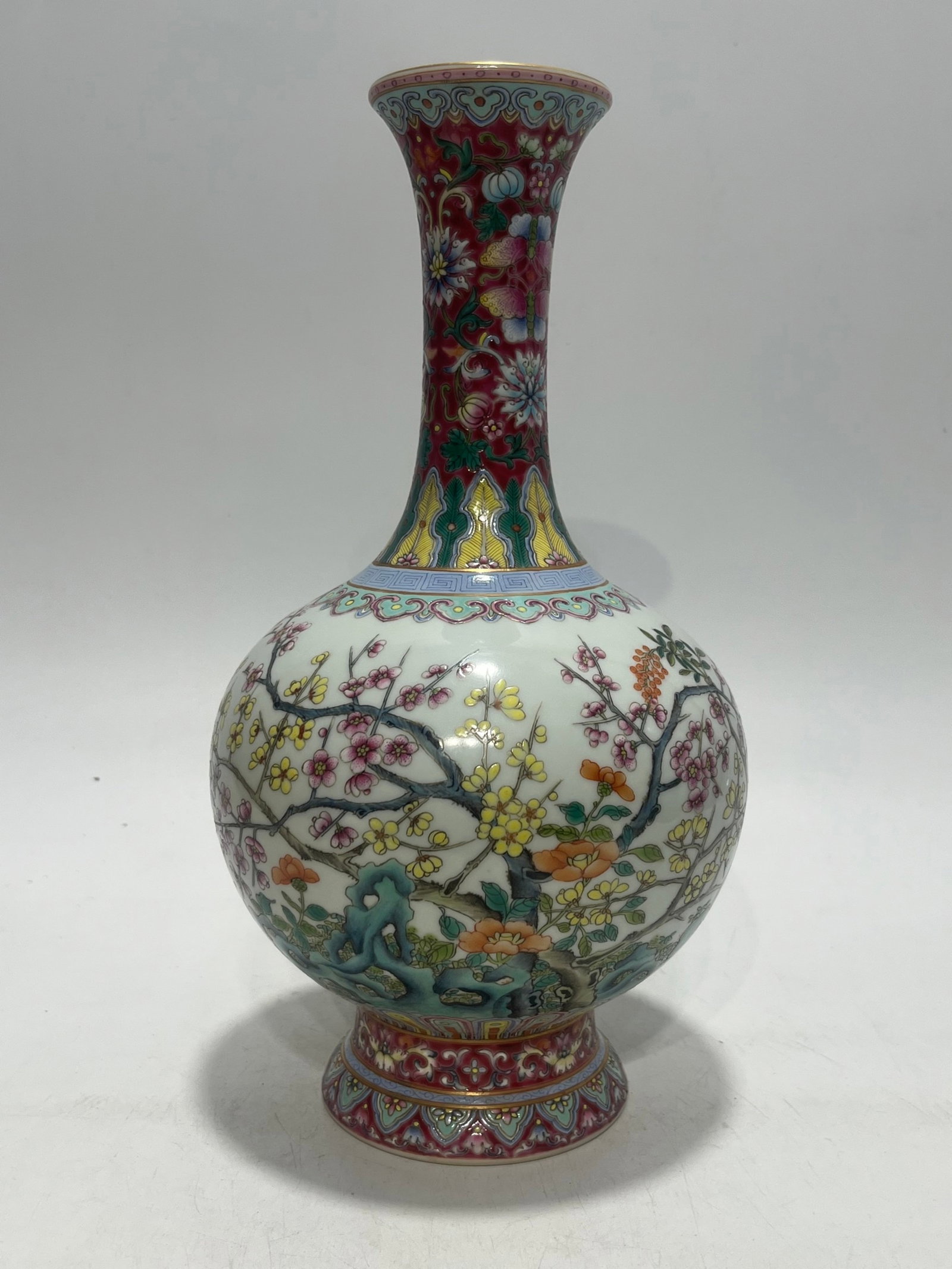 An Exquisite Famille-Rose Painted Gold Flower Pattern Vase: An Exquisite Famille-Rose Painted Gold Flower Pattern Vase,Qing Dynasty,China,Qianlong Six-character Mark,Size:11in 粉彩描金花卉纹瓶,中国