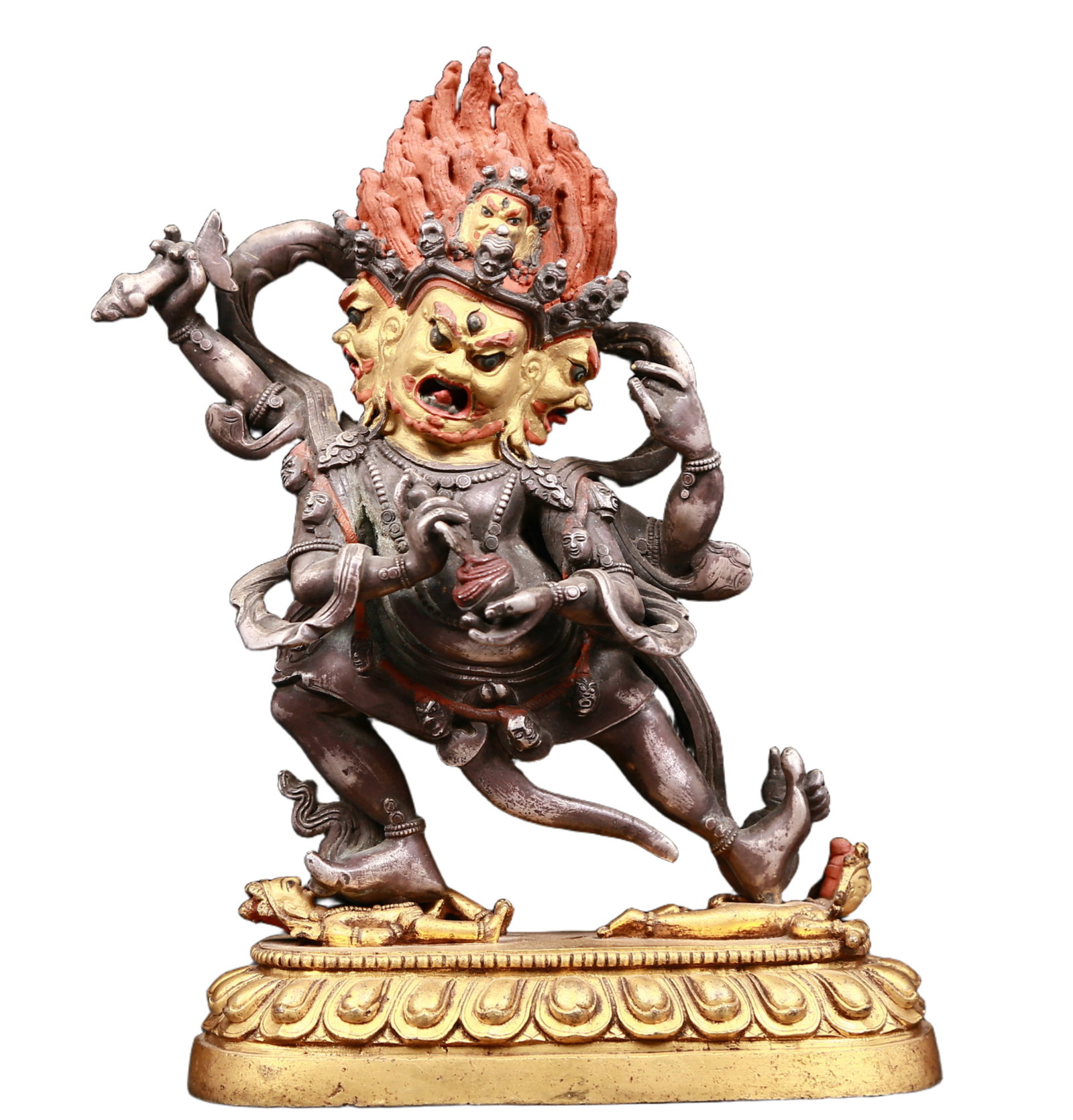 An exquisite gilt bronze and silver Vajra statue: An exquisite gilt-bronze and silver Vajra statue ,Qing Dynasty, China. The Vajra's figure is majestic and majestic, symbolizing strong will and invincible power. At the same time, his face is solemn, 