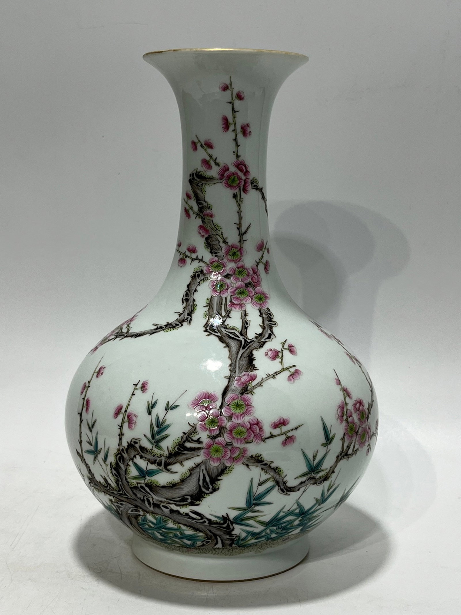 An Exquisite Famille-Rose Painted Gold Flower Pattern Vase: An Exquisite Famille-Rose Painted Gold Flower Pattern Vase,Qing Dynasty,China,Daoguang Six-character Mark,Size:11.5in 粉彩描金花卉纹瓶,中国&
