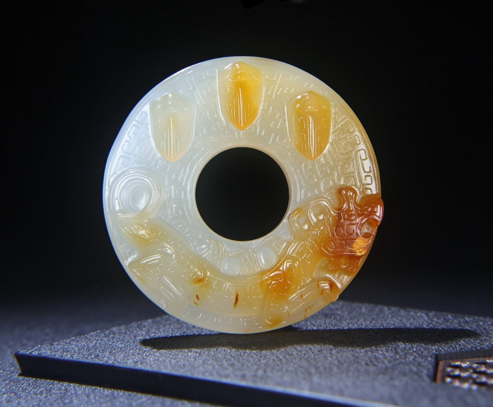 An Exquisite Agate Cicada Pattern Pendant: An Exquisite Agate Cicada Pattern Pendant,Qing Dynasty,China,Size:78mmx15mm,Weight:116g 玛瑙蝉纹挂件,中国清代