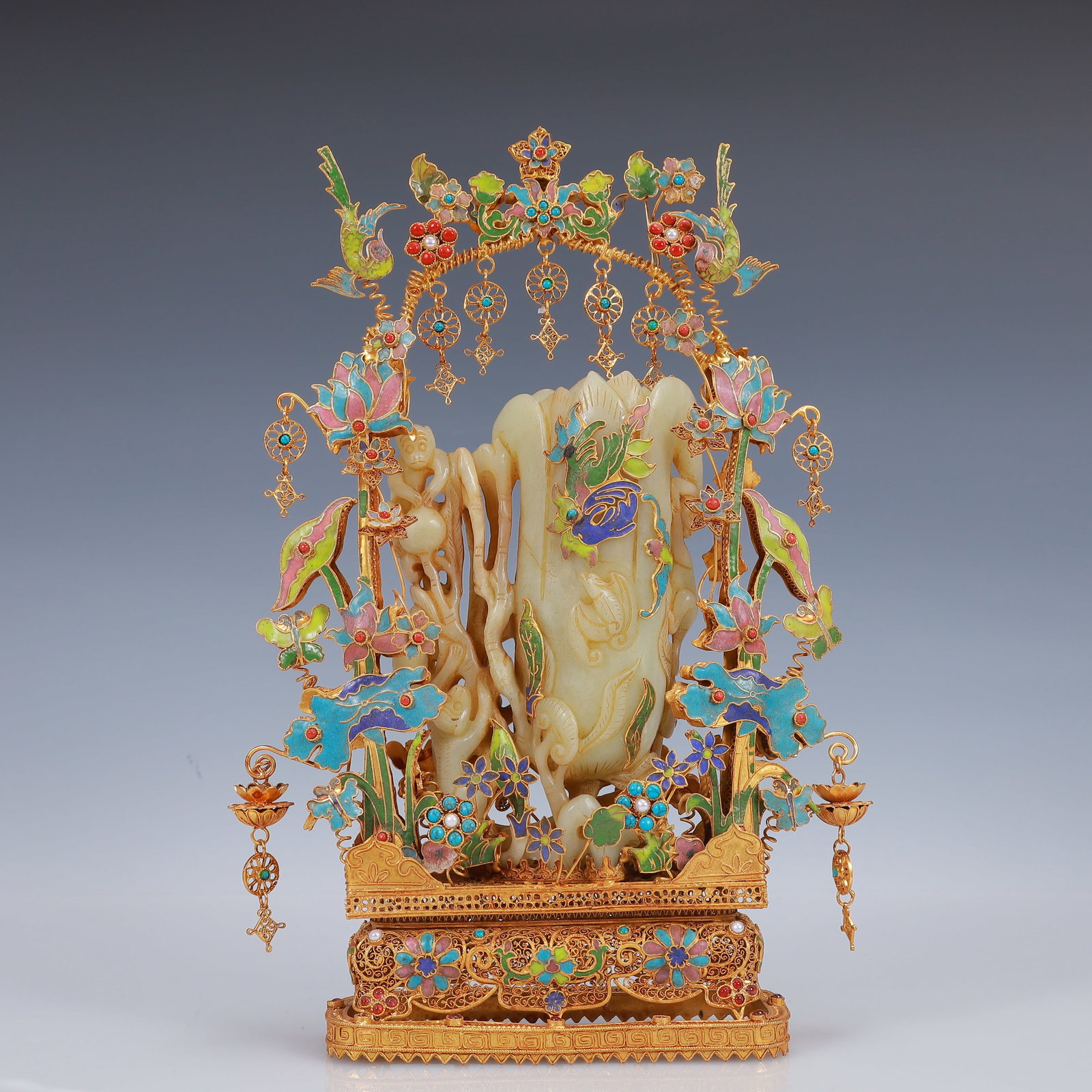 An Exquisite Filigree and Gilding Inlaid White Jade Ornament,Inlaid Gems: An Exquisite Filigree and Gilding Inlaid White Jade Ornament,Inlaid Gems,Qing Dynasty, China,Qianlong Four-Character Mark,Size:8.3inx2.8inx11.8in,Weight:1100g 花丝鎏金嵌&