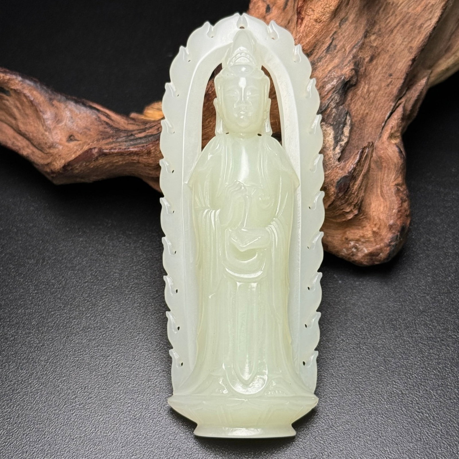 An Exquisite White Jade Statue of Avalokitesvara: An Exquisite White Jade Statue of Avalokitesvara,Qing Dynasty,China,Size:93mmx36mmx16mm,Weight:51g 白玉观音像,中国清代