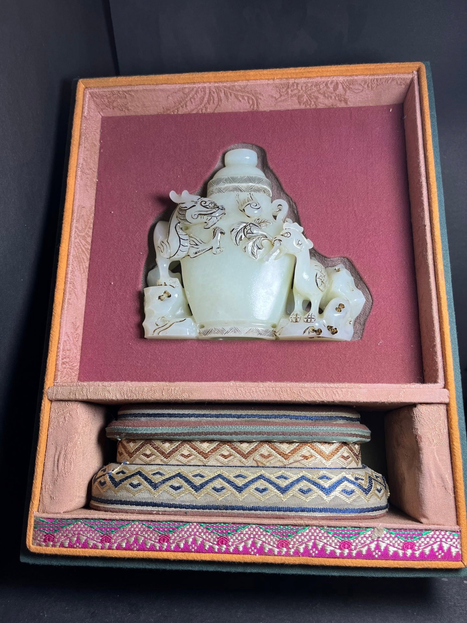 An Exquisite White Jade Dragon and Phoenix Pattern Bottle: An Exquisite White Jade Dragon and Phoenix Pattern Bottle,Qing Dynasty,China,Size:131mmx46mmx125mm,Weight:597g 白玉龙凤纹盖瓶,中国清代