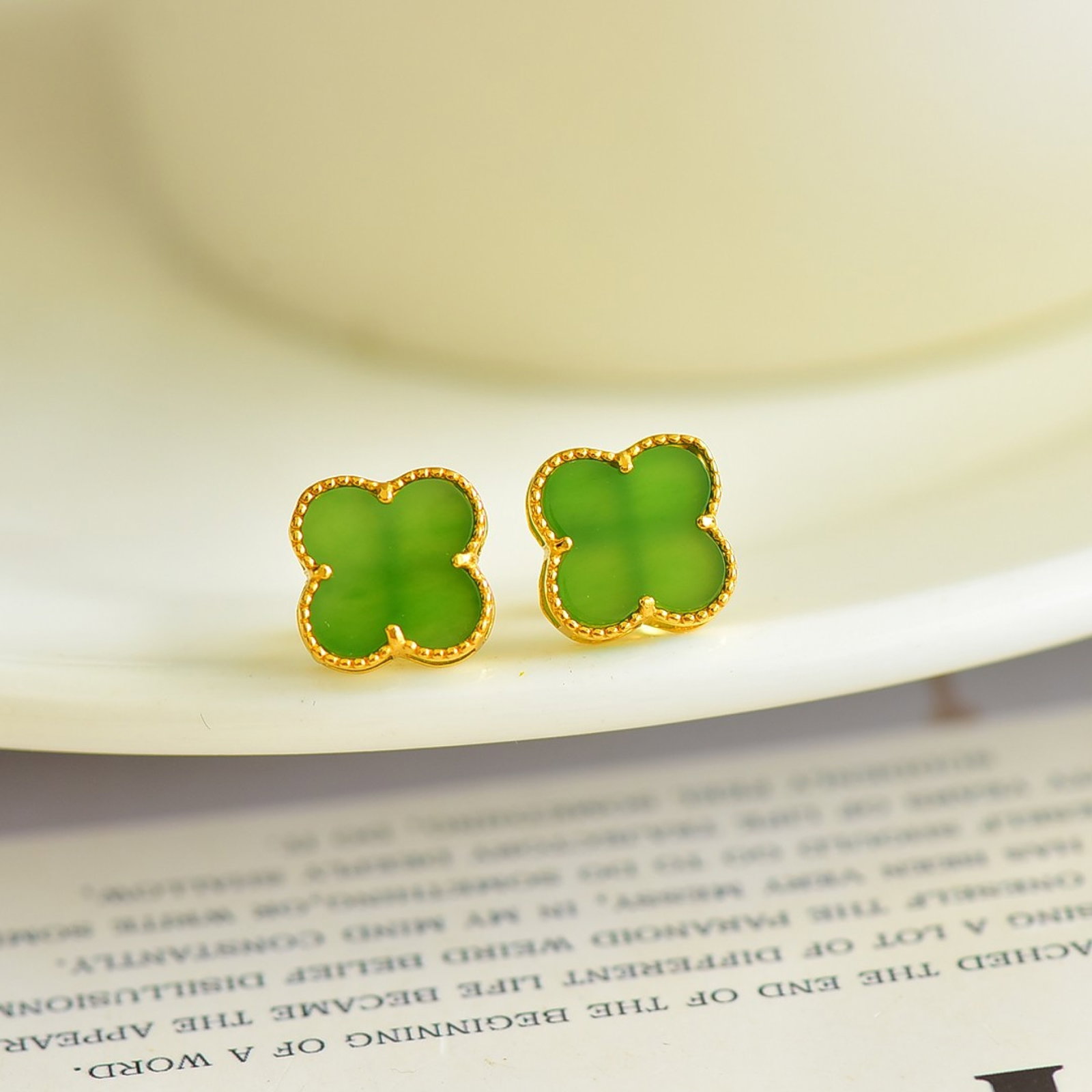 A Pair of Exquisite Sterling Silver-Gold Plated Inlaid Jasper Earrings: A Pair of Sterling Silver-Gold Plated Inlaid Jasper Earring , Size :10mmx10mms 一对纯银镀金镶碧玉耳钉,尺寸:10mmx10mm