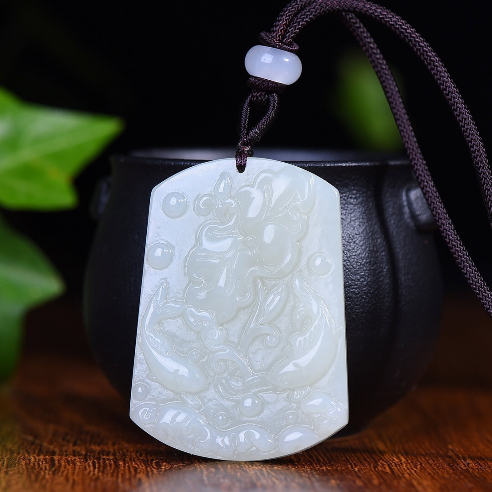 An Exquisite White Jade Lotus Leaf and Fish Pattern Pendant: An Exquisite White Jade Lotus Leaf and Fish Pattern Pendant,Size:37mmx52mm (寓意)吉祥 年年有余 白玉荷叶鱼纹吊&