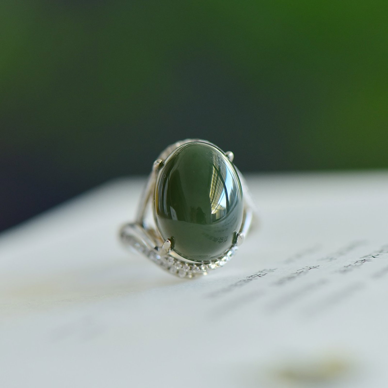 An Exquisite Sterling Silver Inlaid Jasper Ring: An Exquisite Sterling Silver Inlaid Jasper Ring,Size:12mmx16mm 纯银镶碧玉戒指