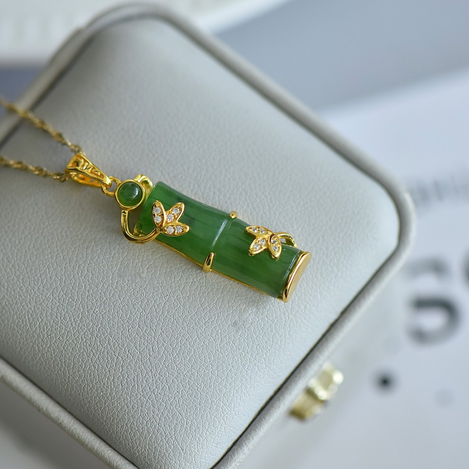 An Exquisite Sterling Silver-Gold Plated Inlaid Jasper Pendant,Inlaid Diamond: An Exquisite Sterling Silver-Gold Plated Inlaid Jasper Pendant,Inlaid Diamond,Size:8mmx22mm 纯银镀金镶碧玉吊坠,嵌钻石