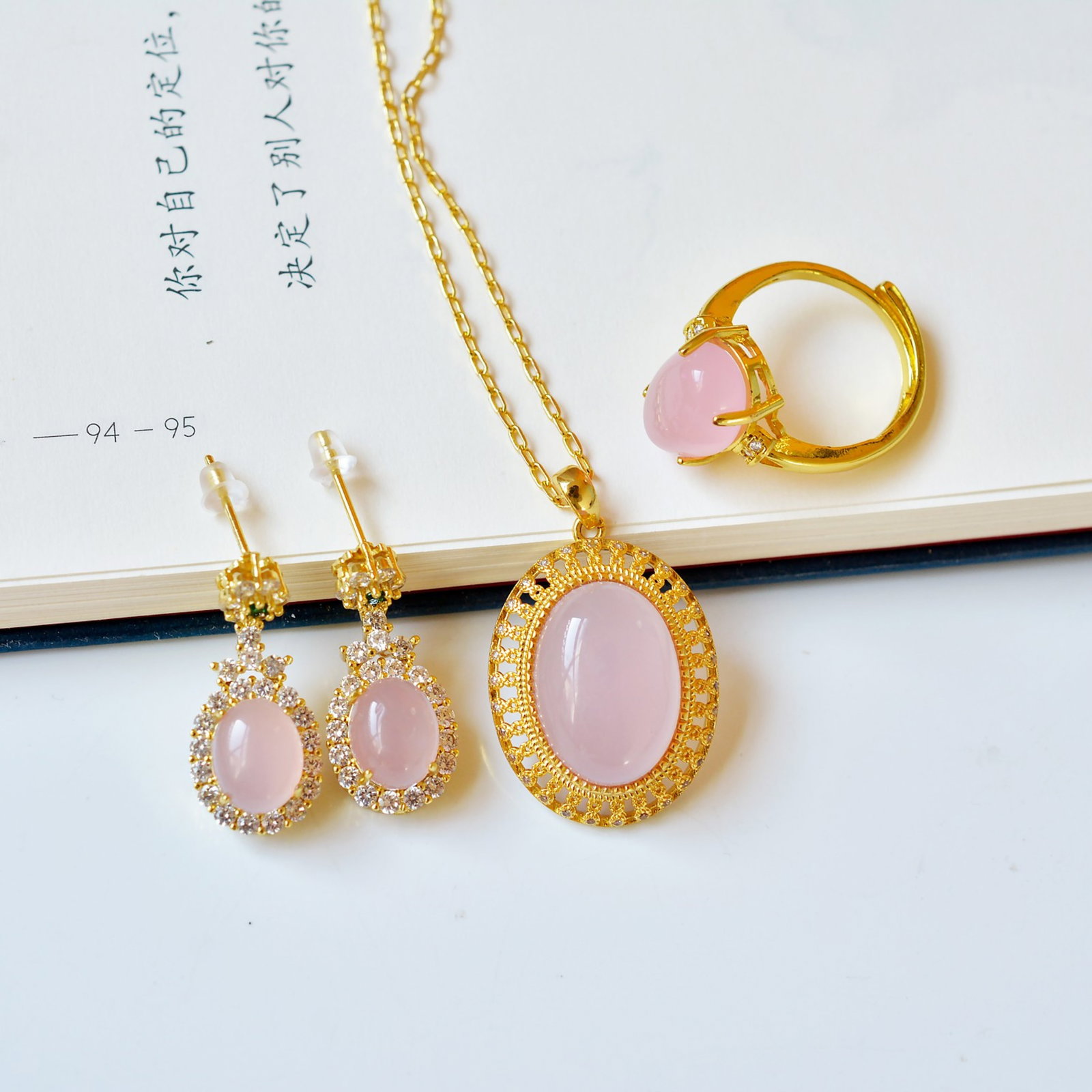 A Set of Fine Jewelrys,Inlaid Diamond: A Set of Fine Jewelrys Size:13mmx18mm,8mmx10mm,10mmx14mm 一套首饰