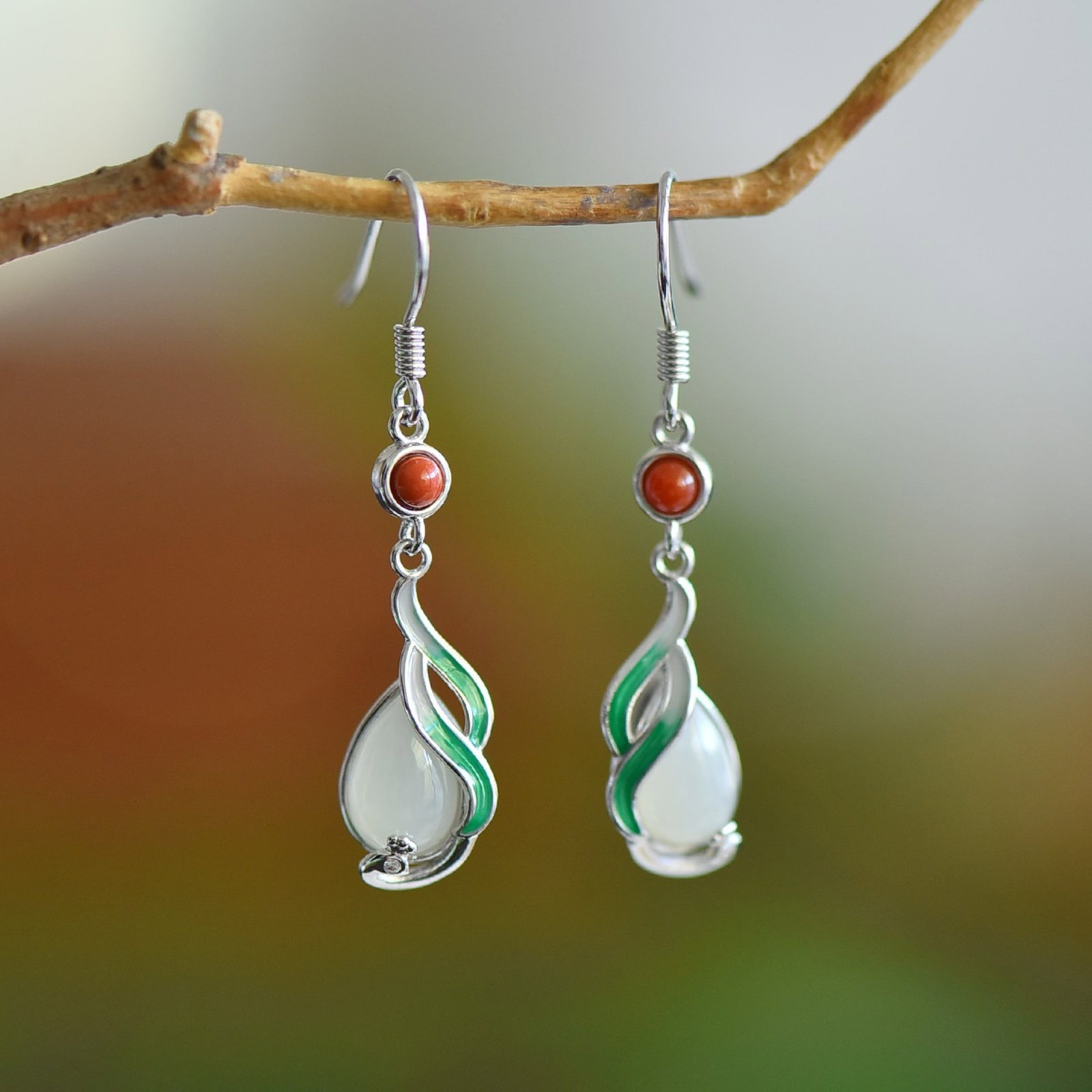 A Pair of Exquisite Sterling Silver Inlaid White Jade Earrings,Inlaid Agates: A Pair of Exquisite Sterling Silver Inlaid White Jade Earrings,Inlaid Agate,Size:6mmx9mm 一对纯银镶白玉耳环，嵌玛瑙