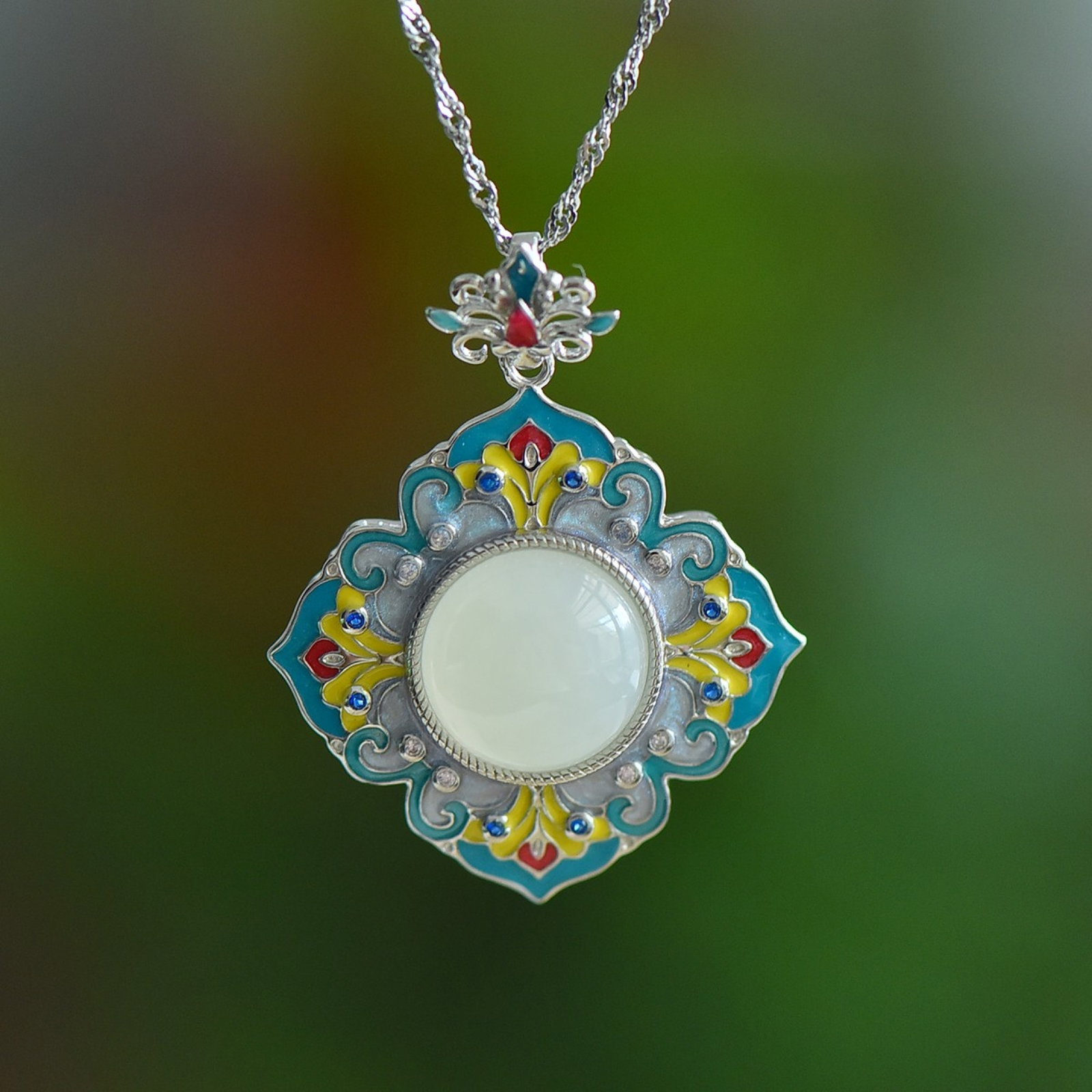 An Exquisite Sterling Silver Inlaid White Jade Pendant,Inlaid Diamond: An Exquisite Sterling Silver Inlaid White Jade Pendant,Inlaid Diamond,Size:12mmx12mm 纯银镶白玉吊坠，嵌钻石