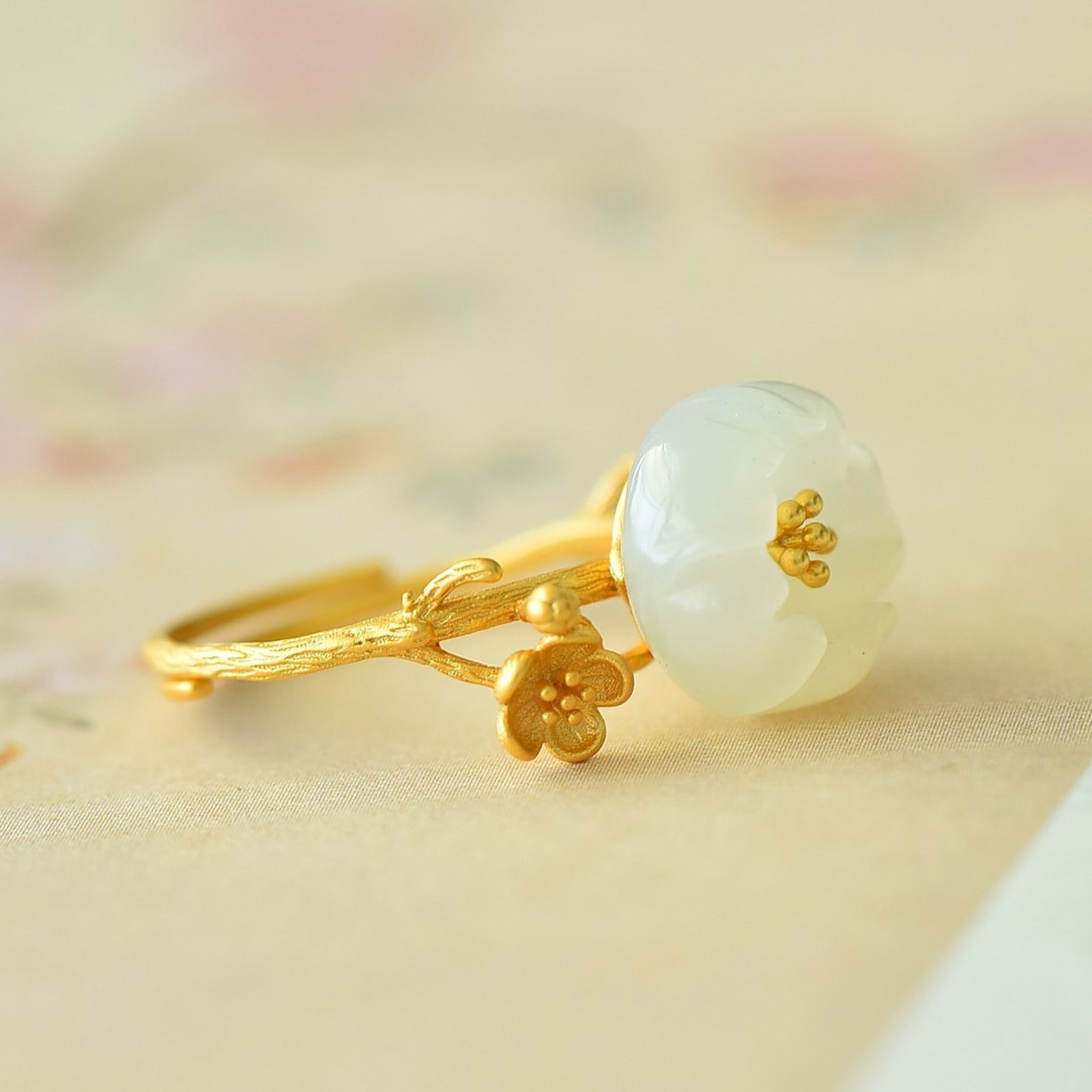 An Exquisite Sterling Silver-Gold Plated Inlaid White Jade Ring: An Exquisite Sterling Silver-Gold Plated Inlaid White Jade Ring 纯银镀金镶白玉戒指